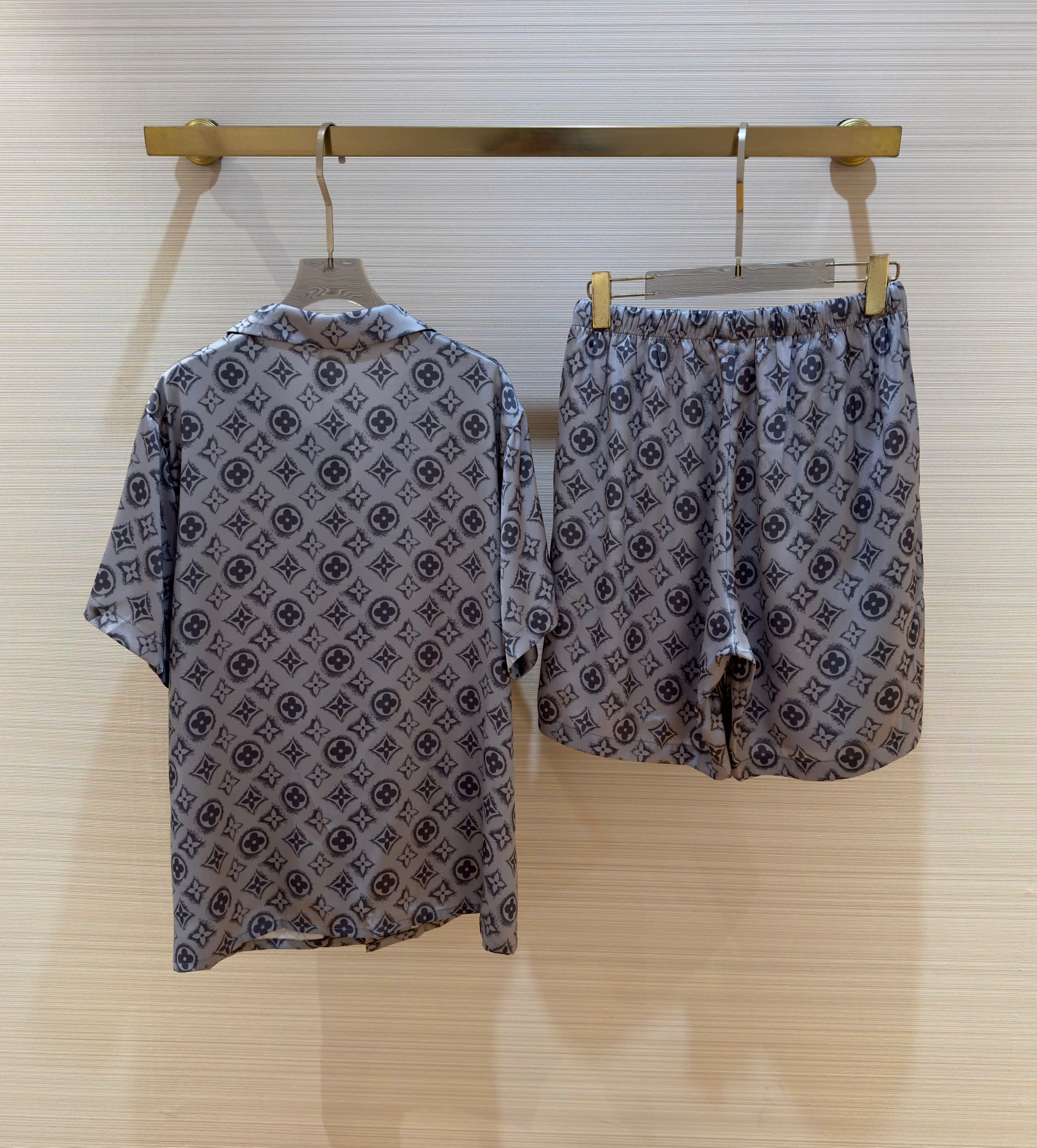 Bộ, Set lụa Louis Vuitton LV Xám họa tiết hoa vân loang full Like Auth on web DDT