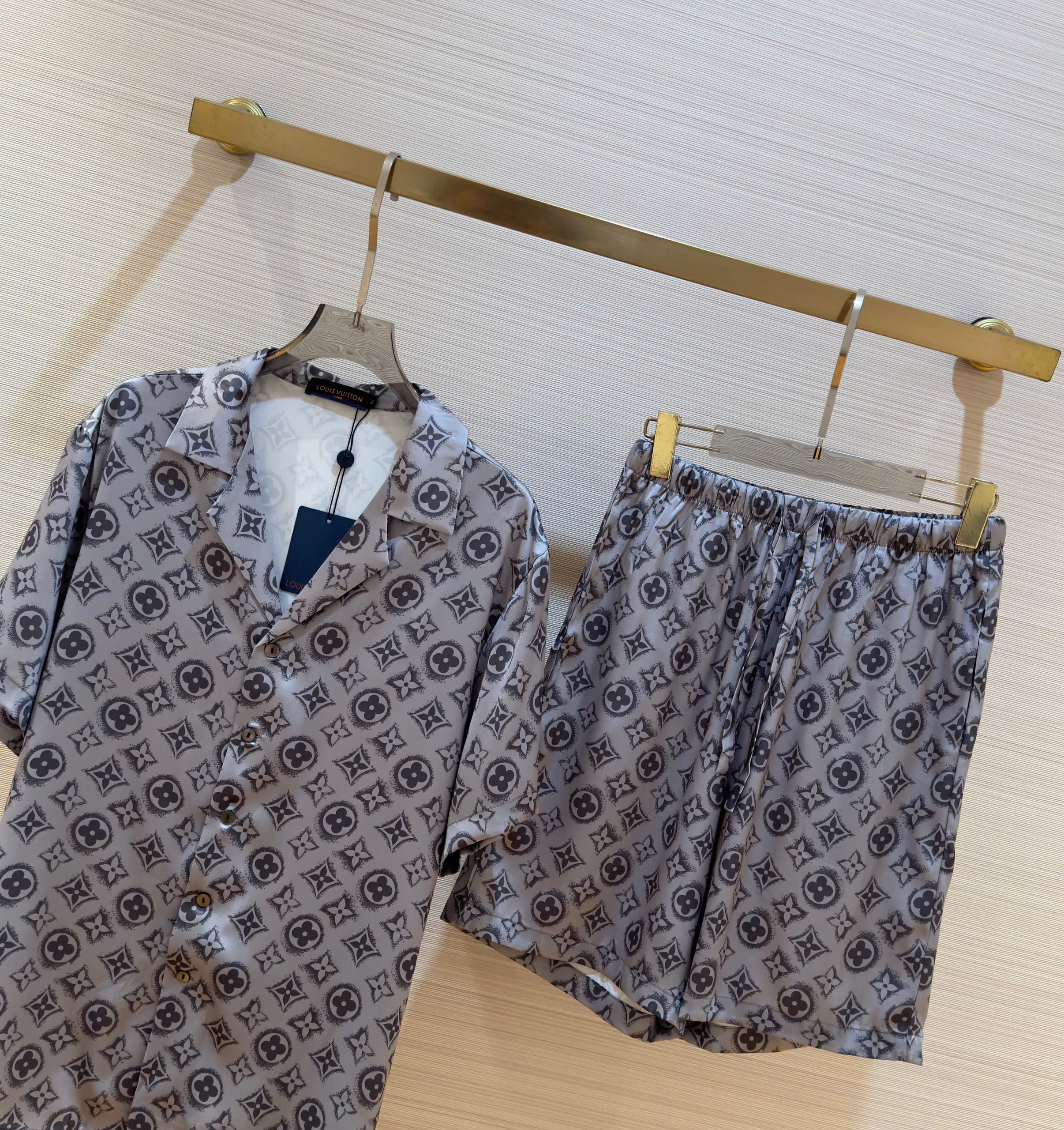 Bộ, Set lụa Louis Vuitton LV Xám họa tiết hoa vân loang full Like Auth on web DDT