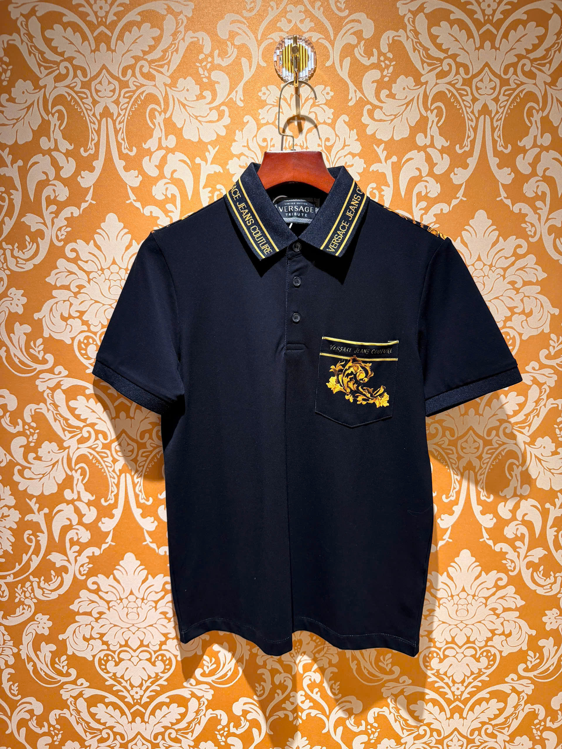 Áo polo hình Versace họa tiết lưng và túi ngực Like Auth 44-50 MK