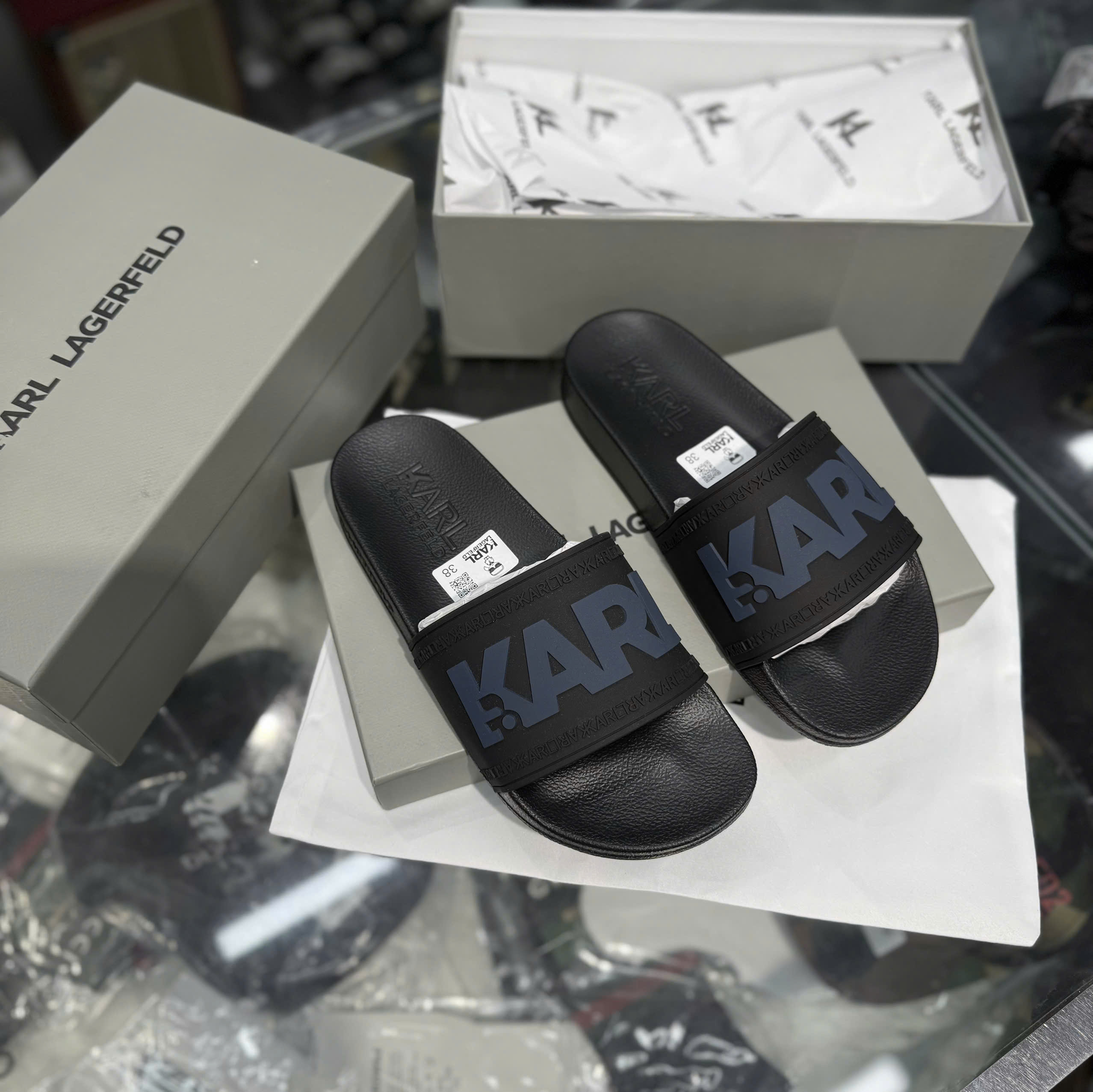 Dép lê Karl Đen logo nổi quai ngang Like Auth 38-43 NV