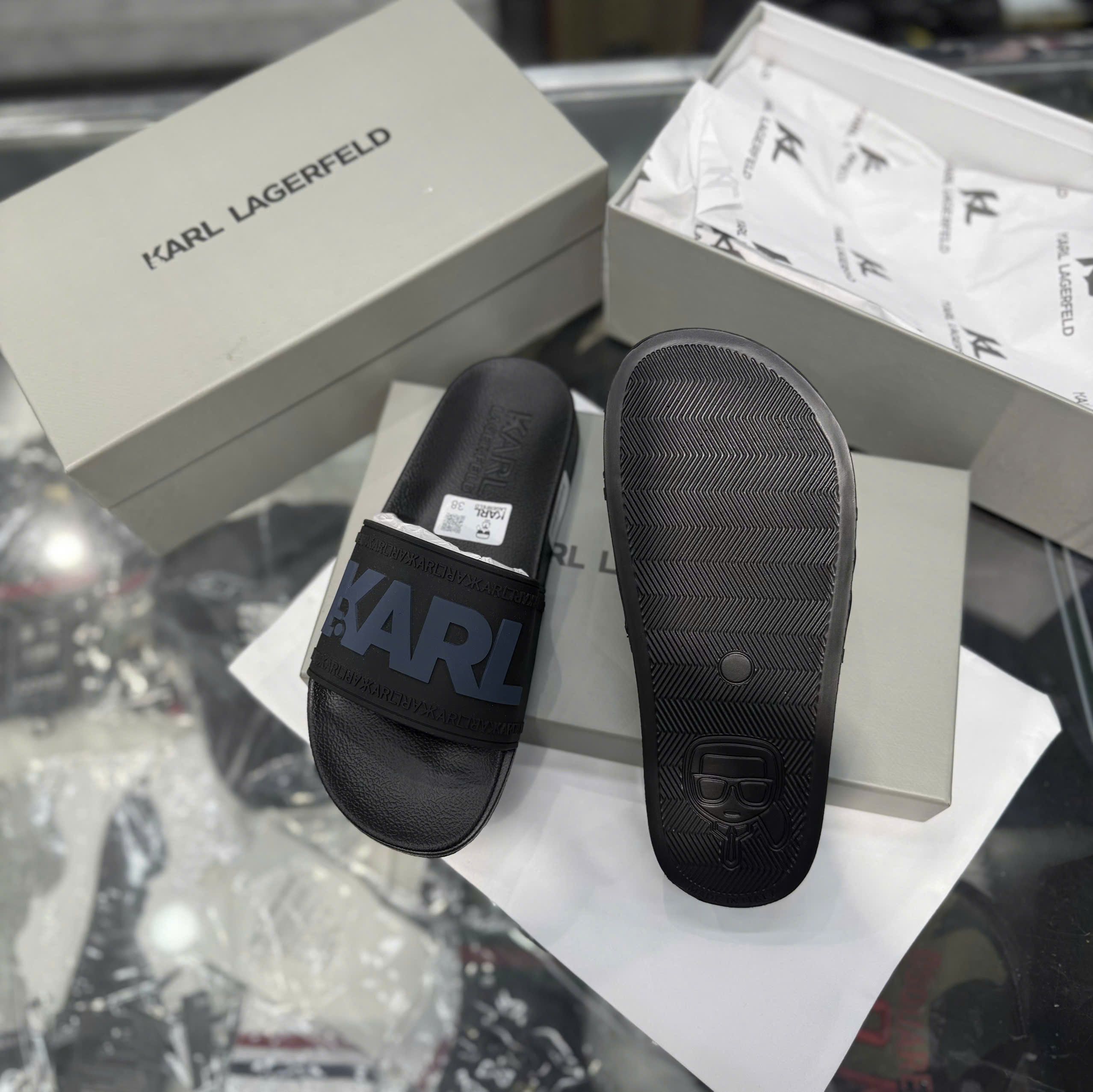 Dép lê Karl Đen logo nổi quai ngang Like Auth 38-43 NV