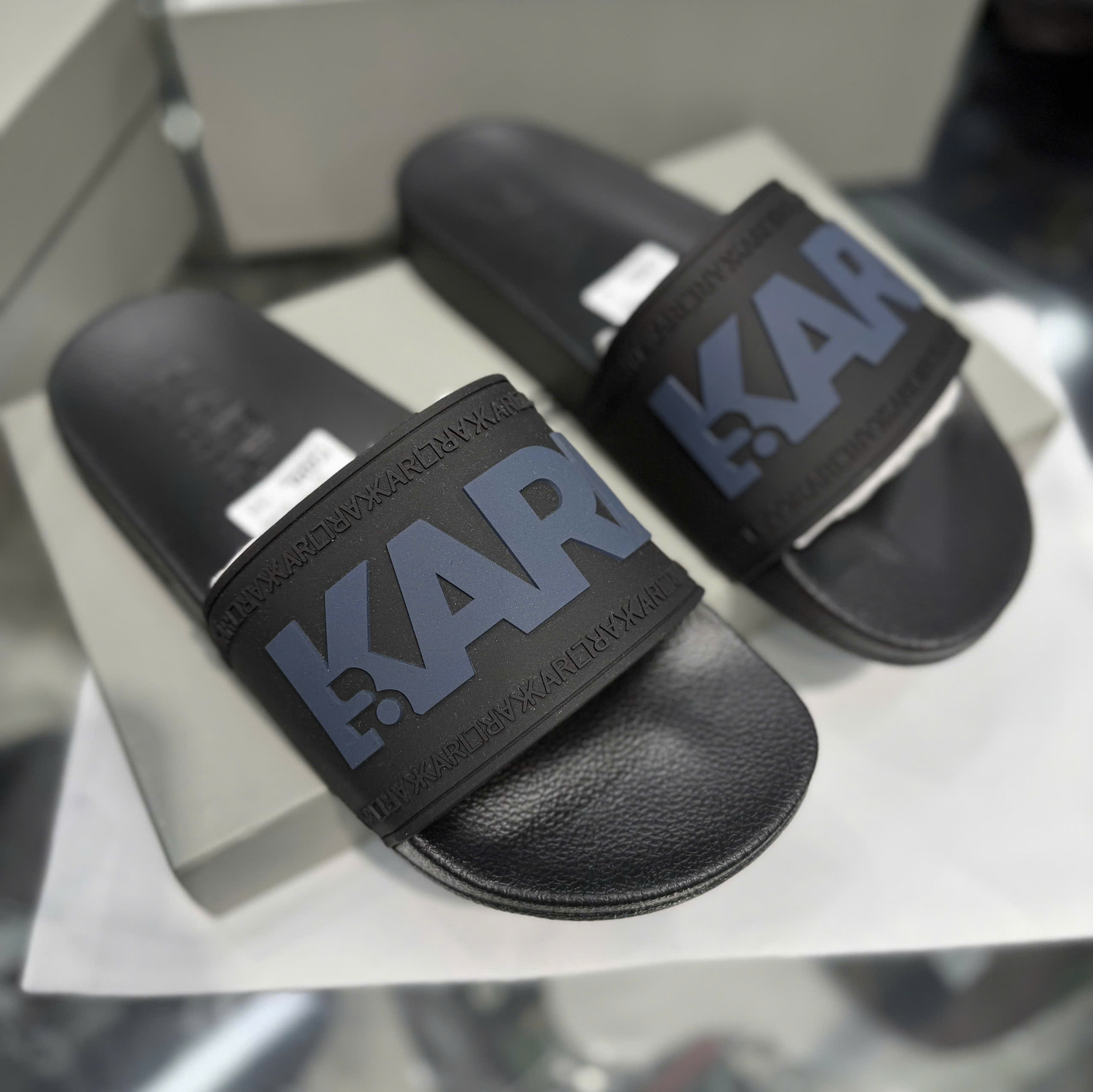 Dép lê Karl Đen logo nổi quai ngang Like Auth 38-43 NV