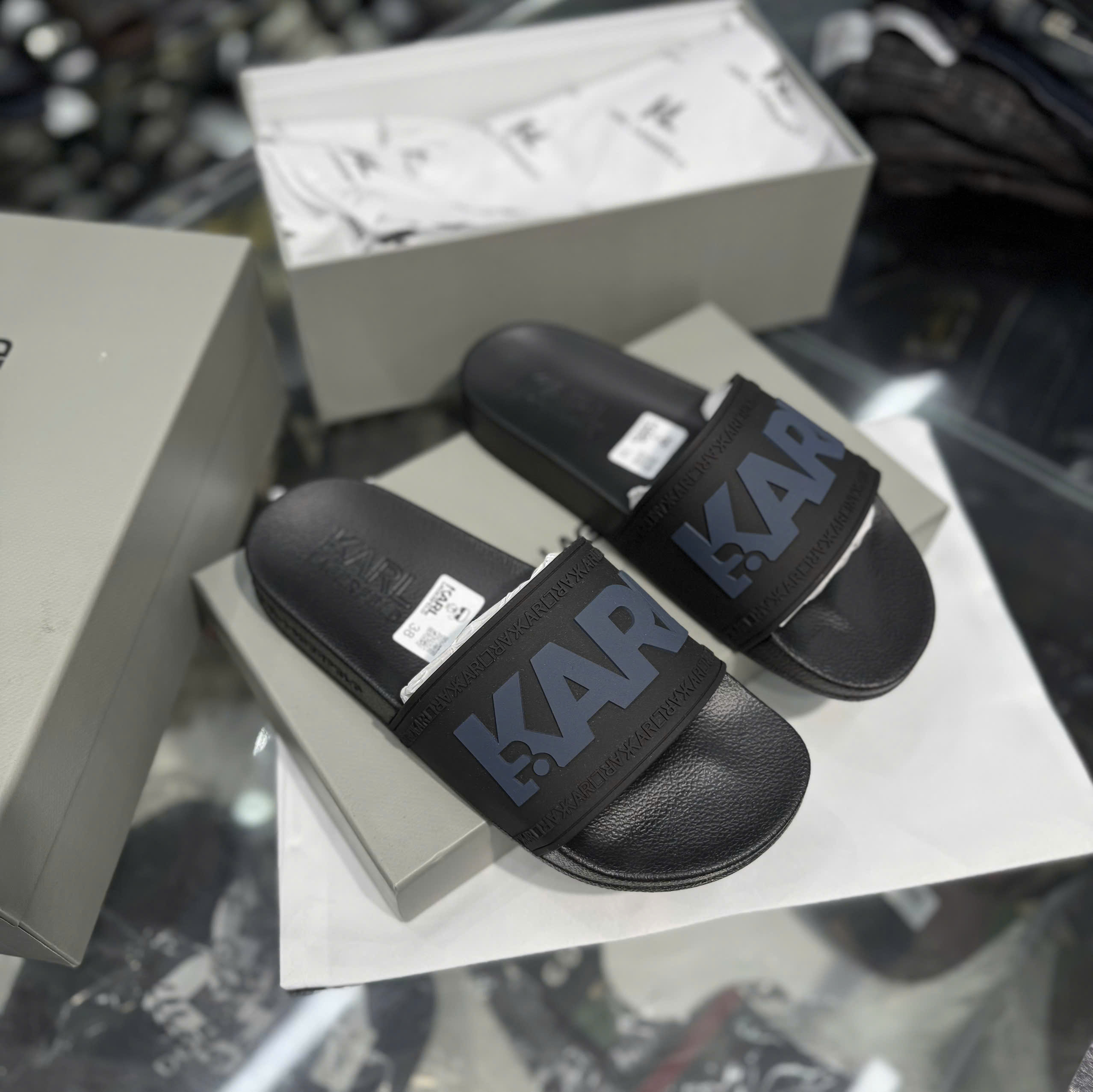 Dép lê Karl Đen logo nổi quai ngang Like Auth 38-43 NV