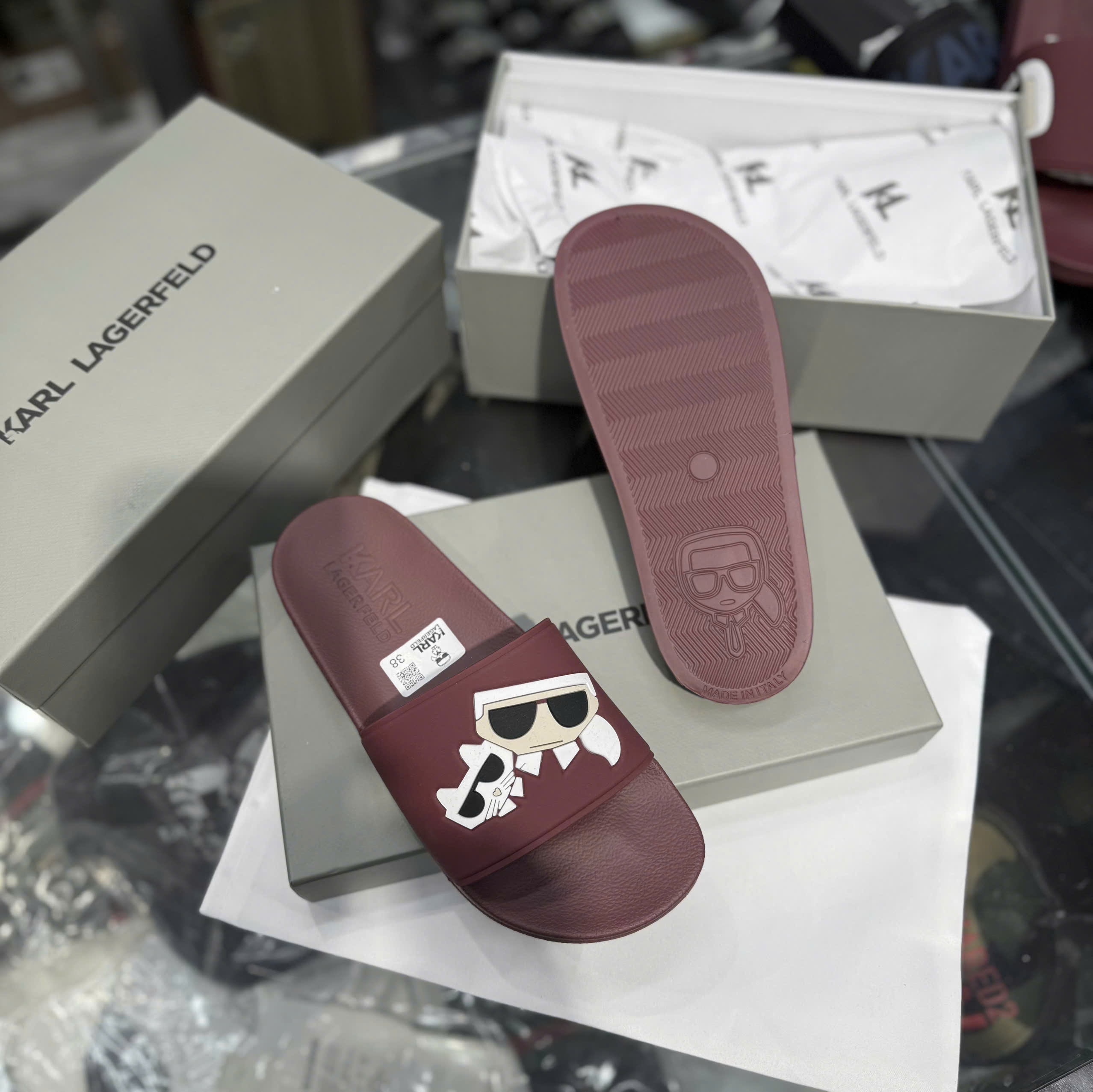 C:\Users\ADMIN\Downloads\20260325-20260326T060507Z-3-001\20260325\845 Dép lê quai ngang Karl Đỏ mặt mèo Like Auth 38-43 NV