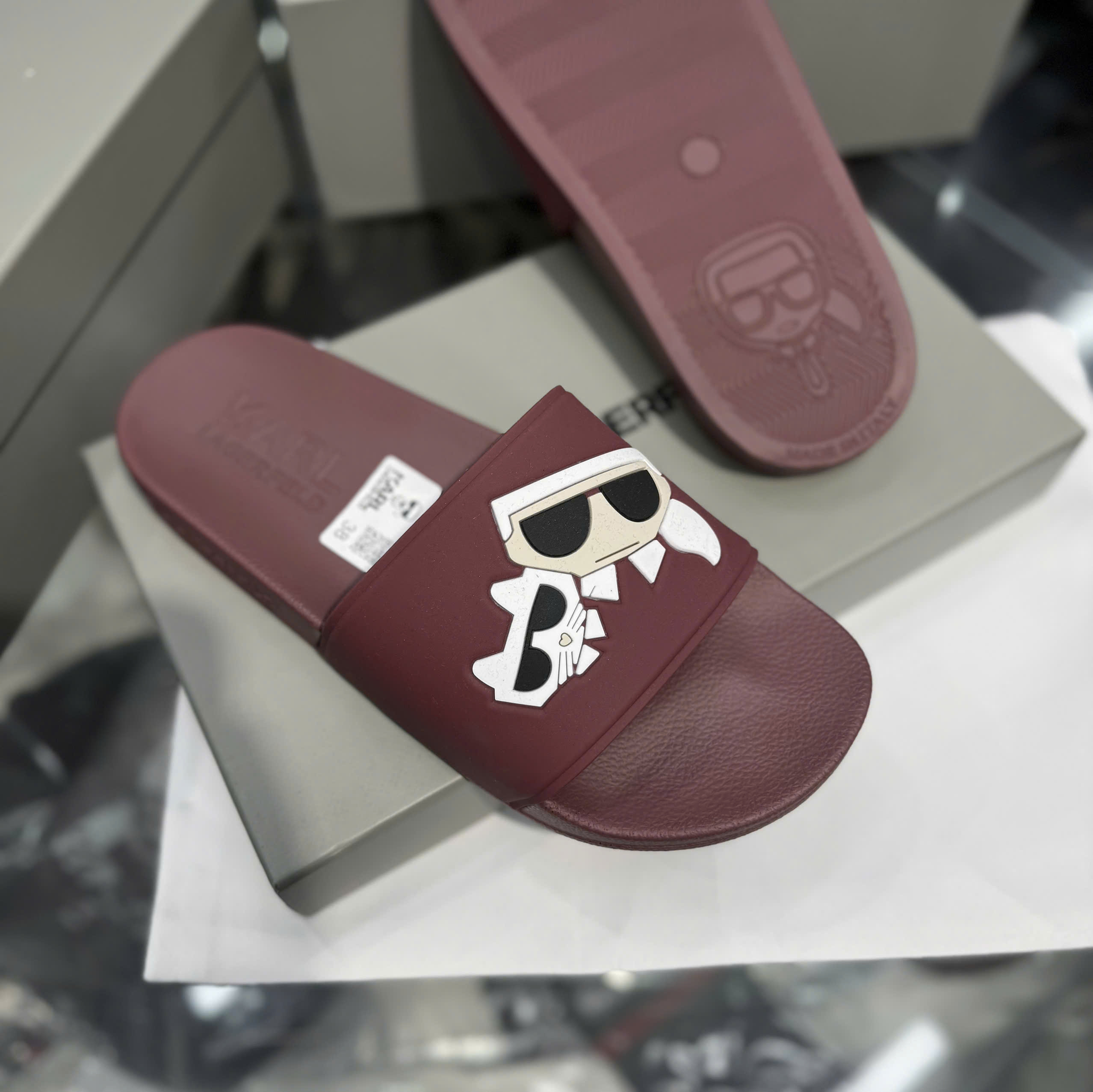 C:\Users\ADMIN\Downloads\20260325-20260326T060507Z-3-001\20260325\845 Dép lê quai ngang Karl Đỏ mặt mèo Like Auth 38-43 NV