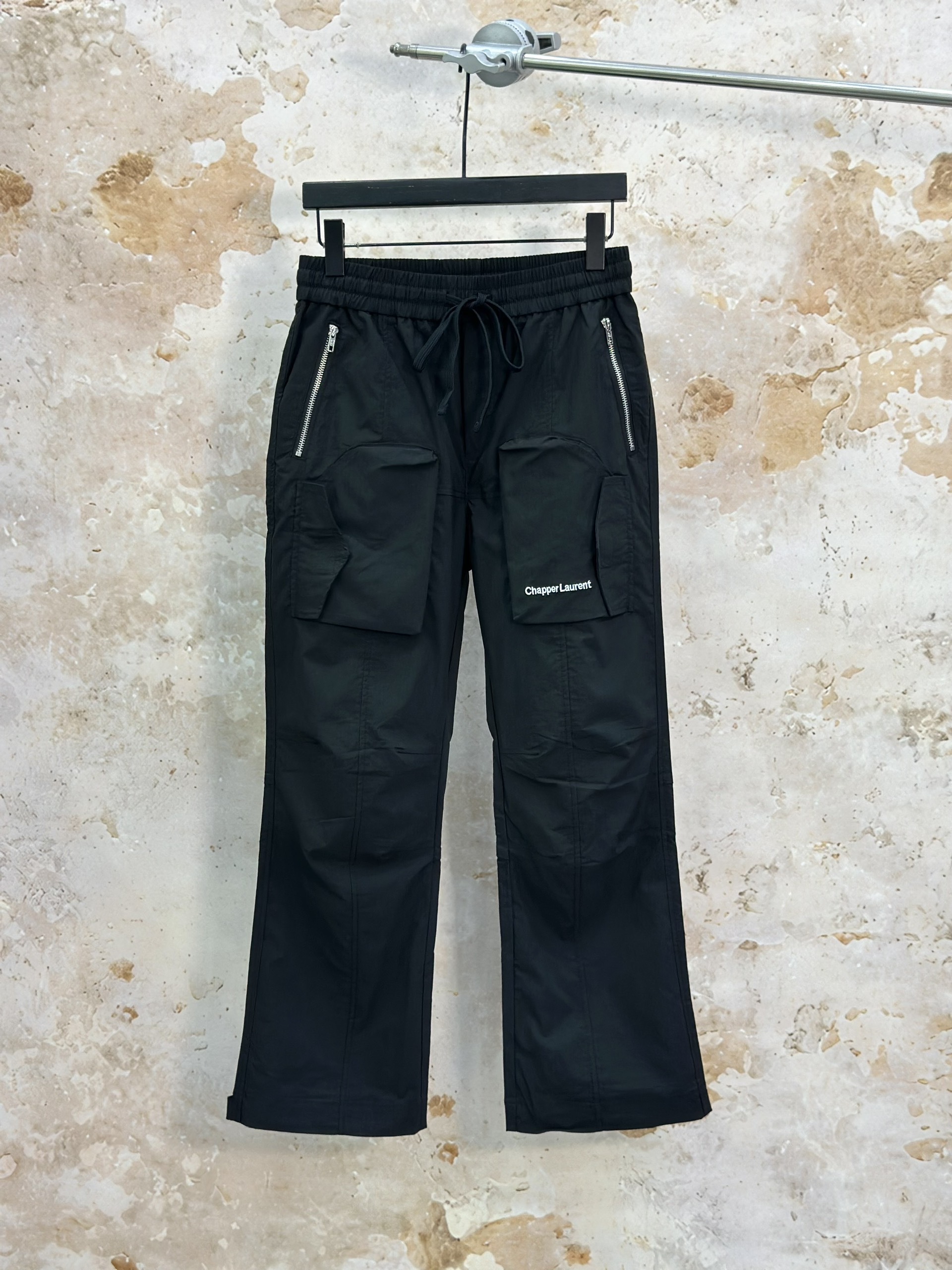 Quần jogger vải Chapper Laurent logo thêu túi đùi phối khóa ZIP Like Auth S-L VTN