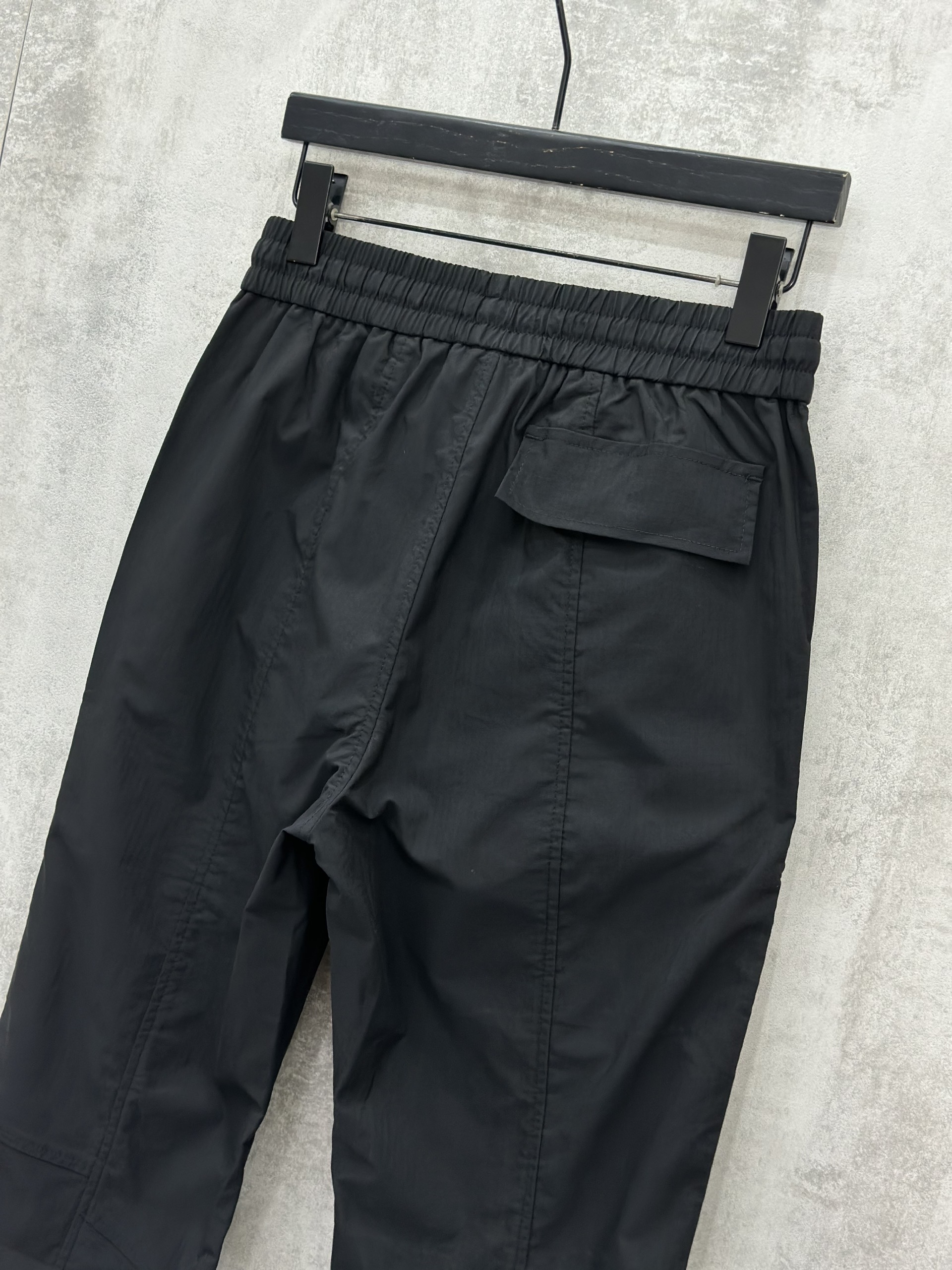 Quần jogger vải Chapper Laurent logo thêu túi đùi phối khóa ZIP Like Auth S-L VTN