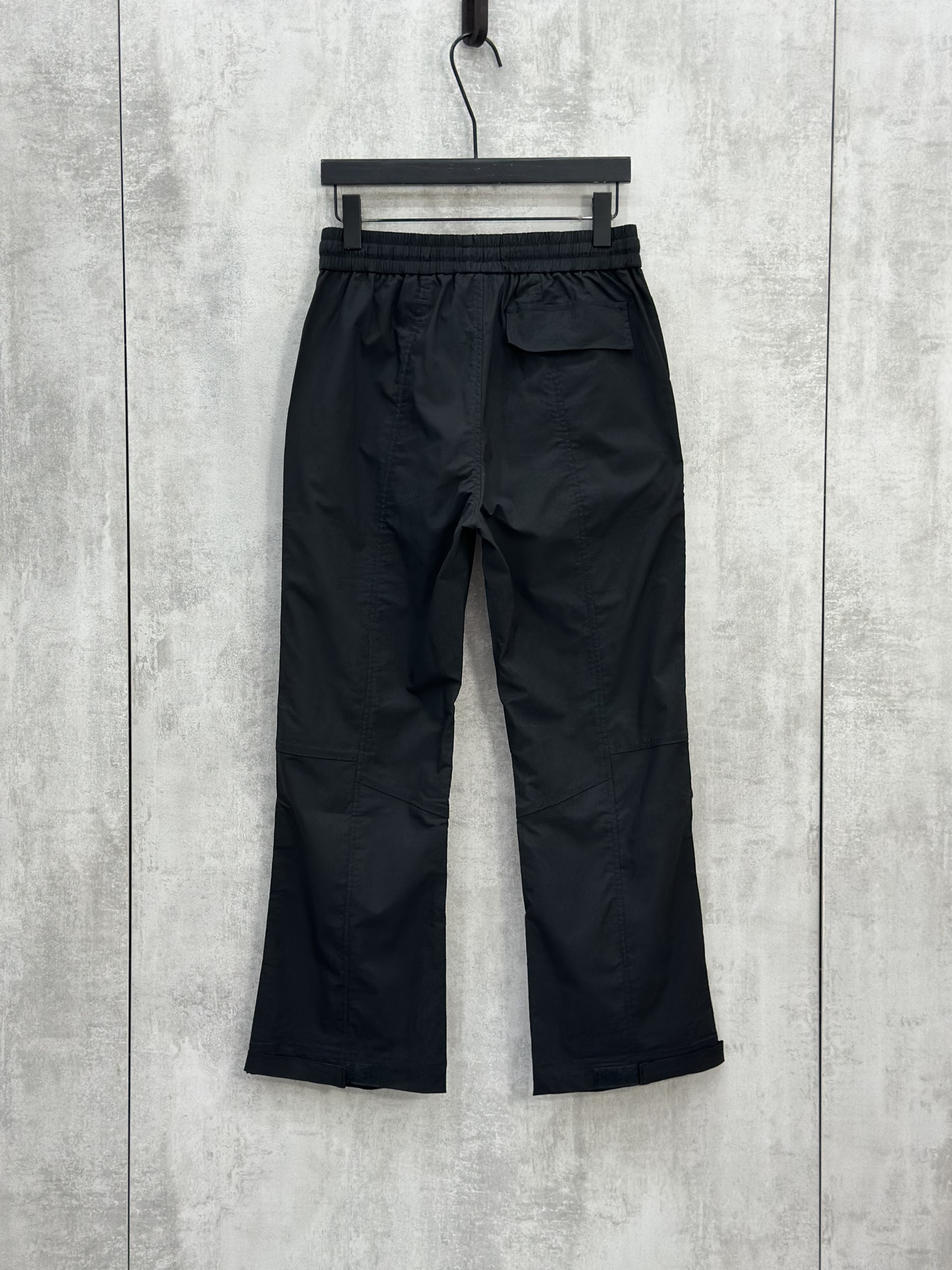 Quần jogger vải Chapper Laurent logo thêu túi đùi phối khóa ZIP Like Auth S-L VTN