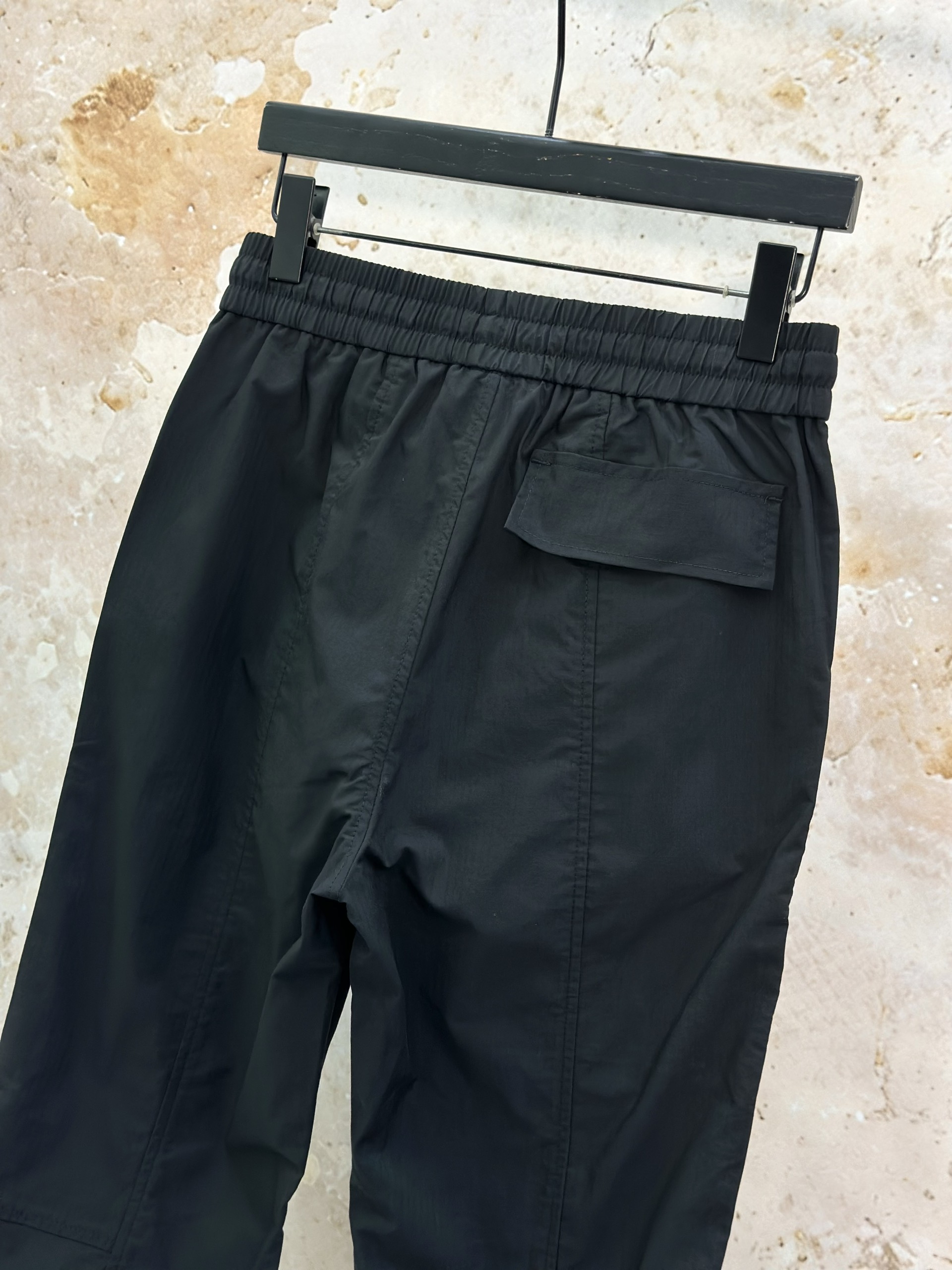 Quần jogger vải Chapper Laurent logo thêu túi đùi phối khóa ZIP Like Auth S-L VTN