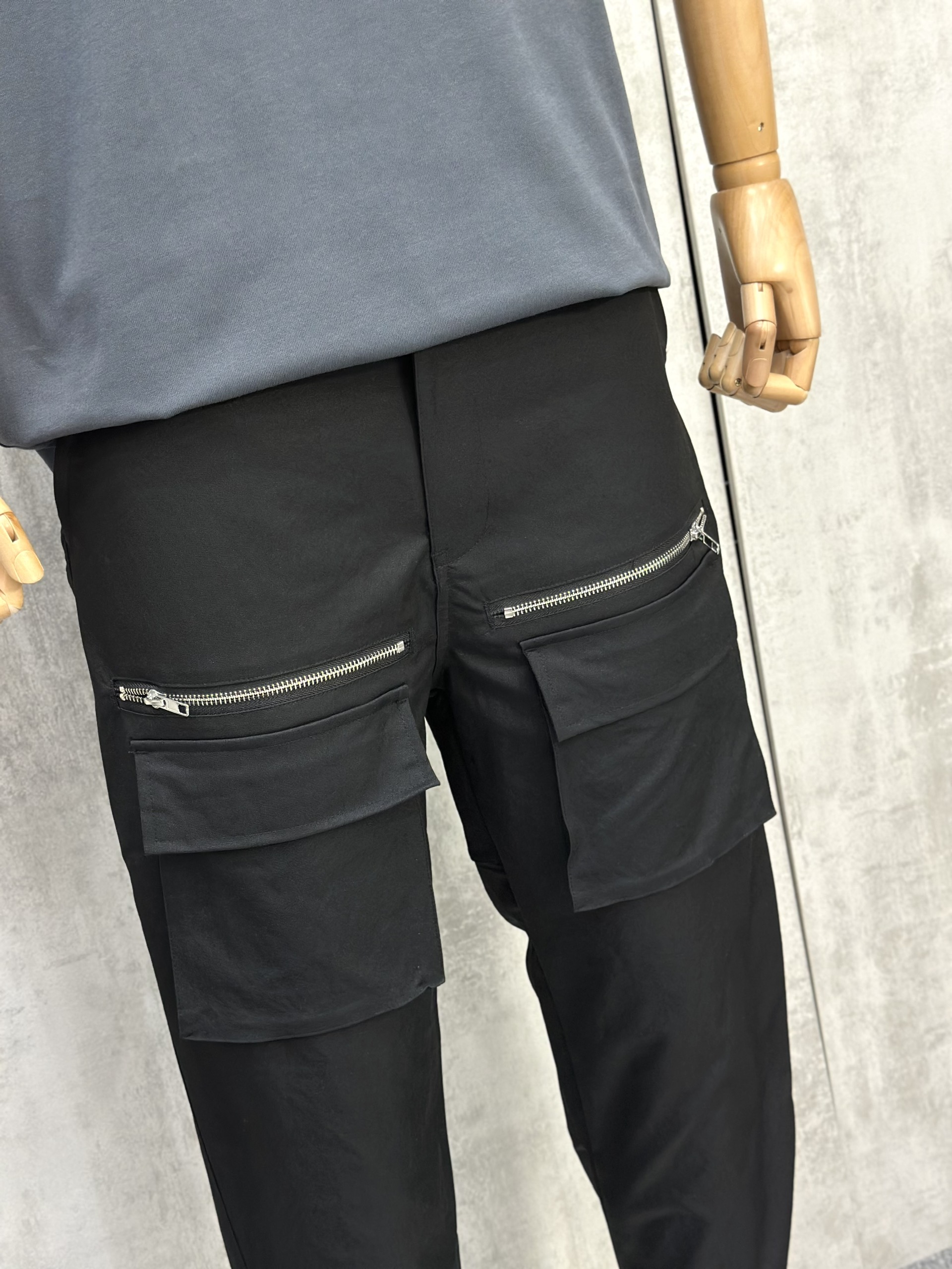 Quần jogger vải Chapper Laurent túi đùi phối khóa ZIP Like Auth S-L VTN