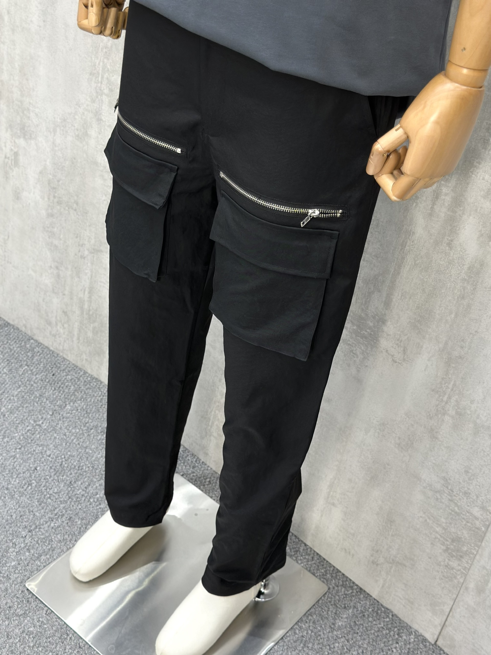 Quần jogger vải Chapper Laurent túi đùi phối khóa ZIP Like Auth S-L VTN