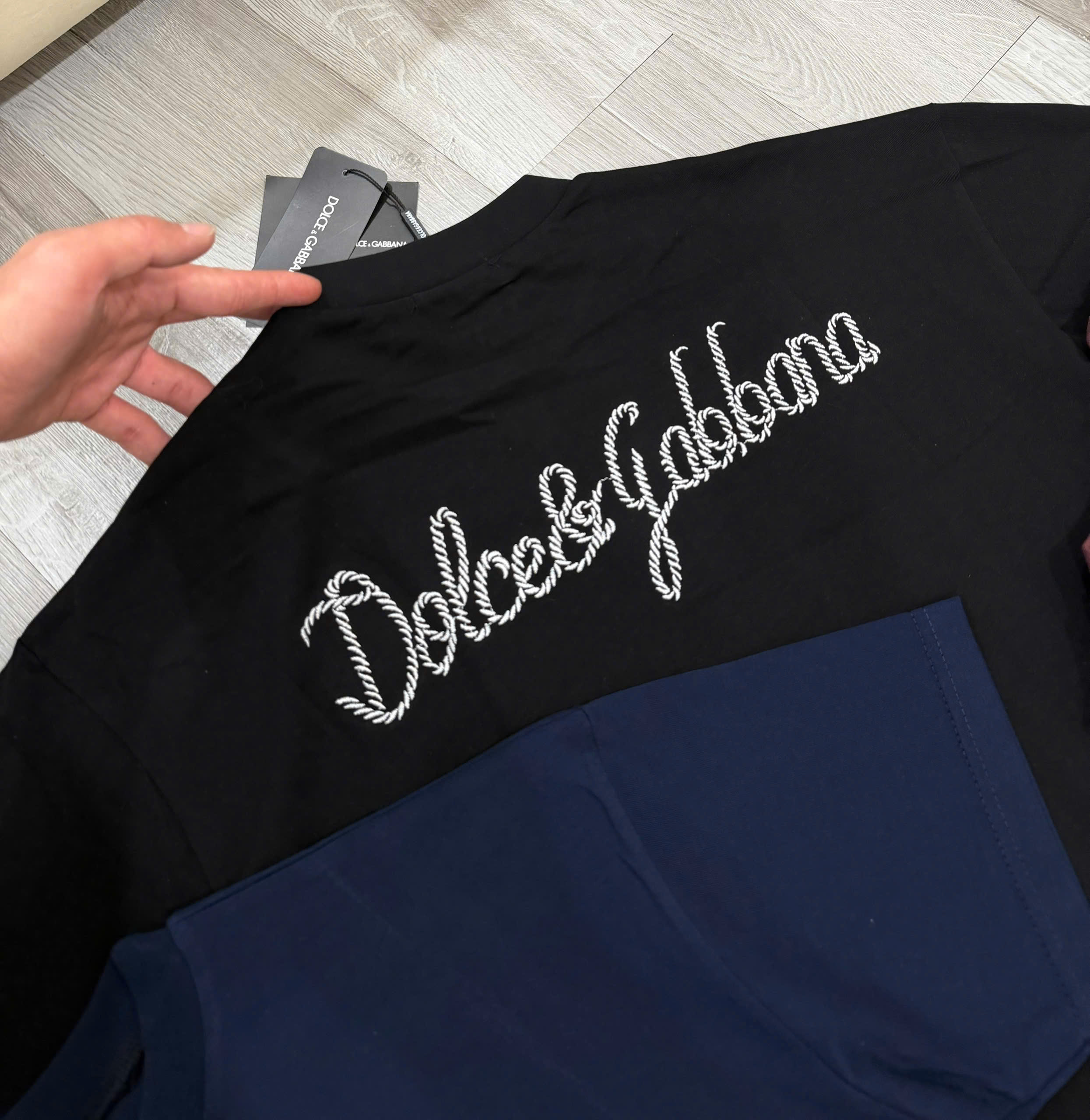 Set bộ hè Dolce Gabbana DG logo thêu lưng tag vuông ngực Like Auth S-XL NV