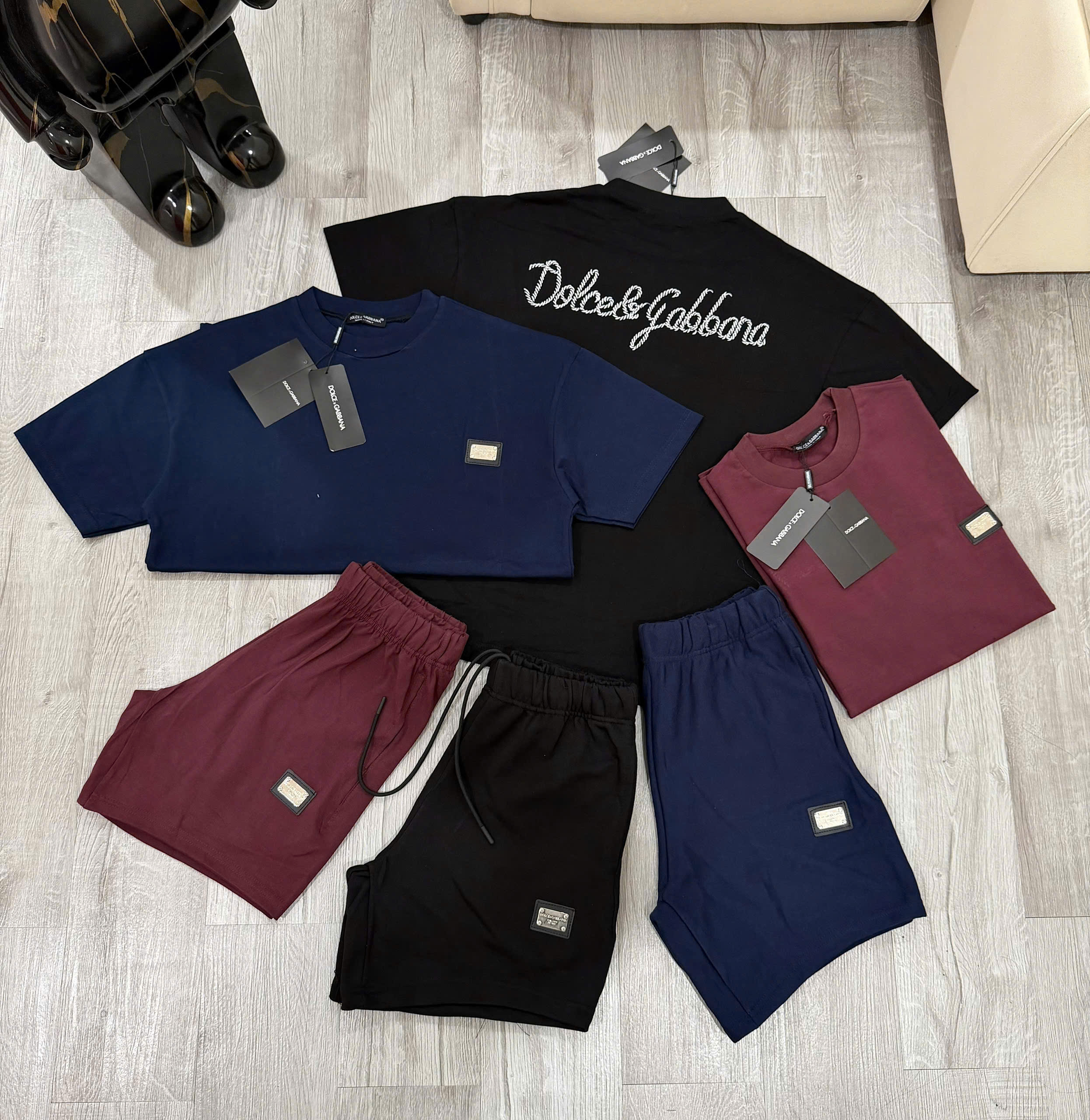 Set bộ hè Dolce Gabbana DG logo thêu lưng tag vuông ngực Like Auth S-XL NV