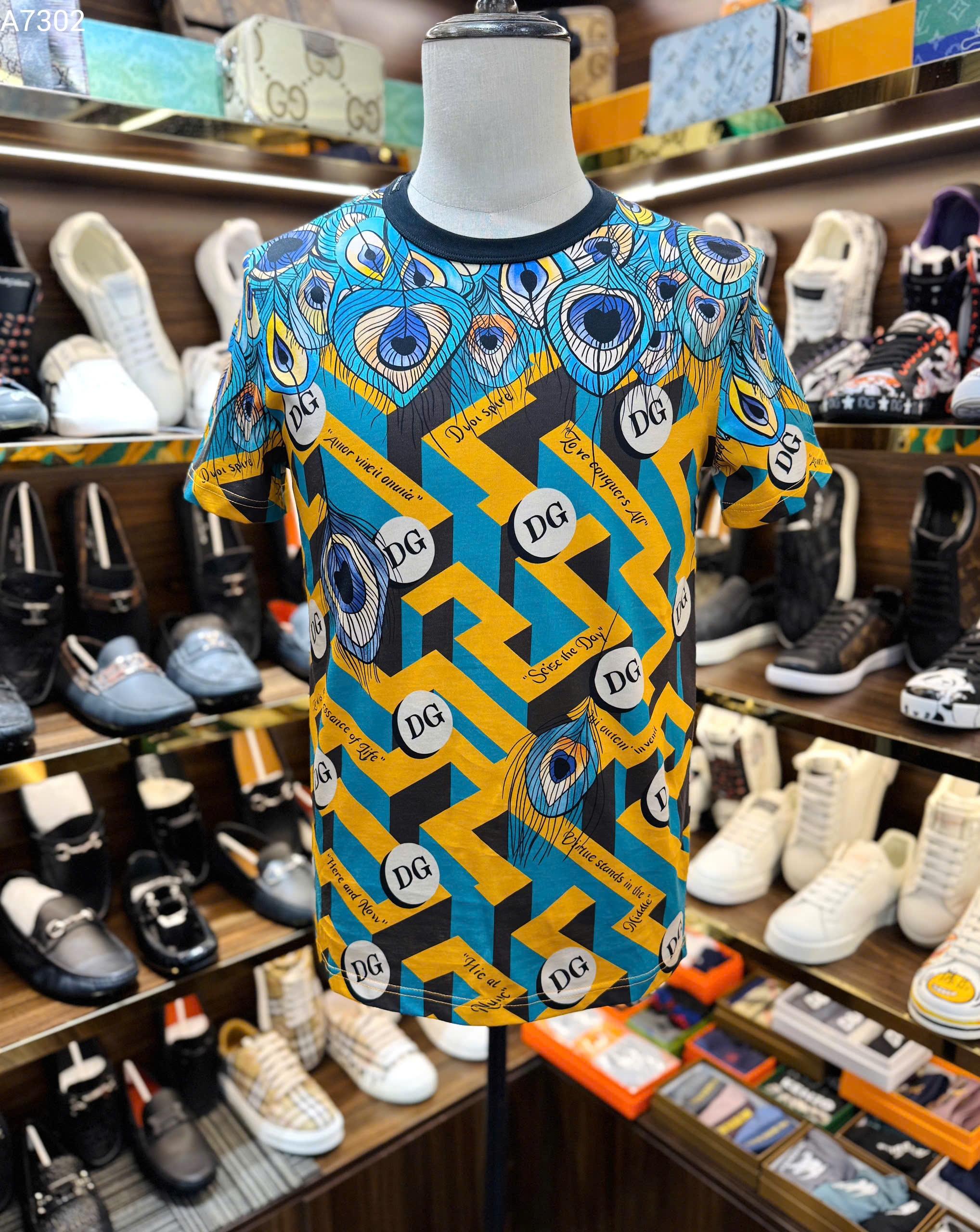 Áo phông T shirt Dolce Gabbana DG họa tiết lông công phối mê cung Vàng Like Auth 46-52 MK