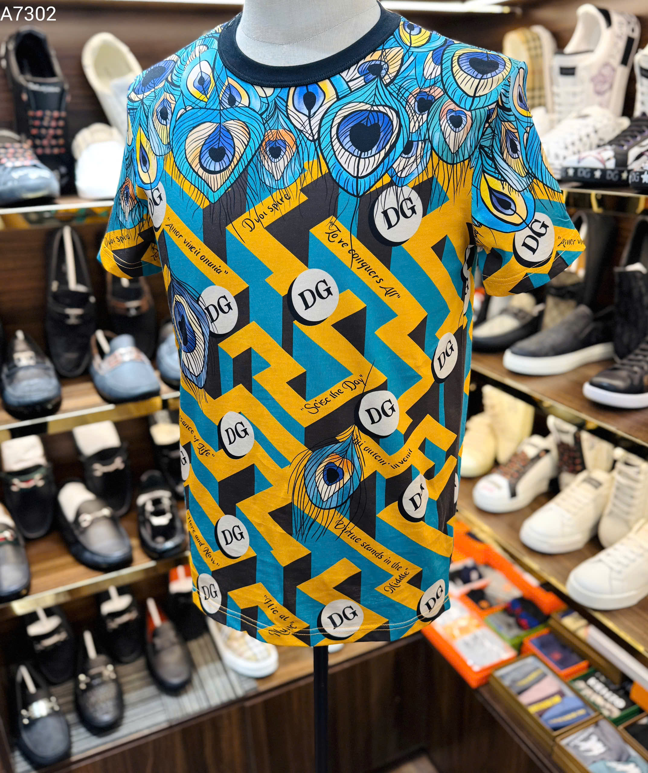 Áo phông T shirt Dolce Gabbana DG họa tiết lông công phối mê cung Vàng Like Auth 46-52 MK