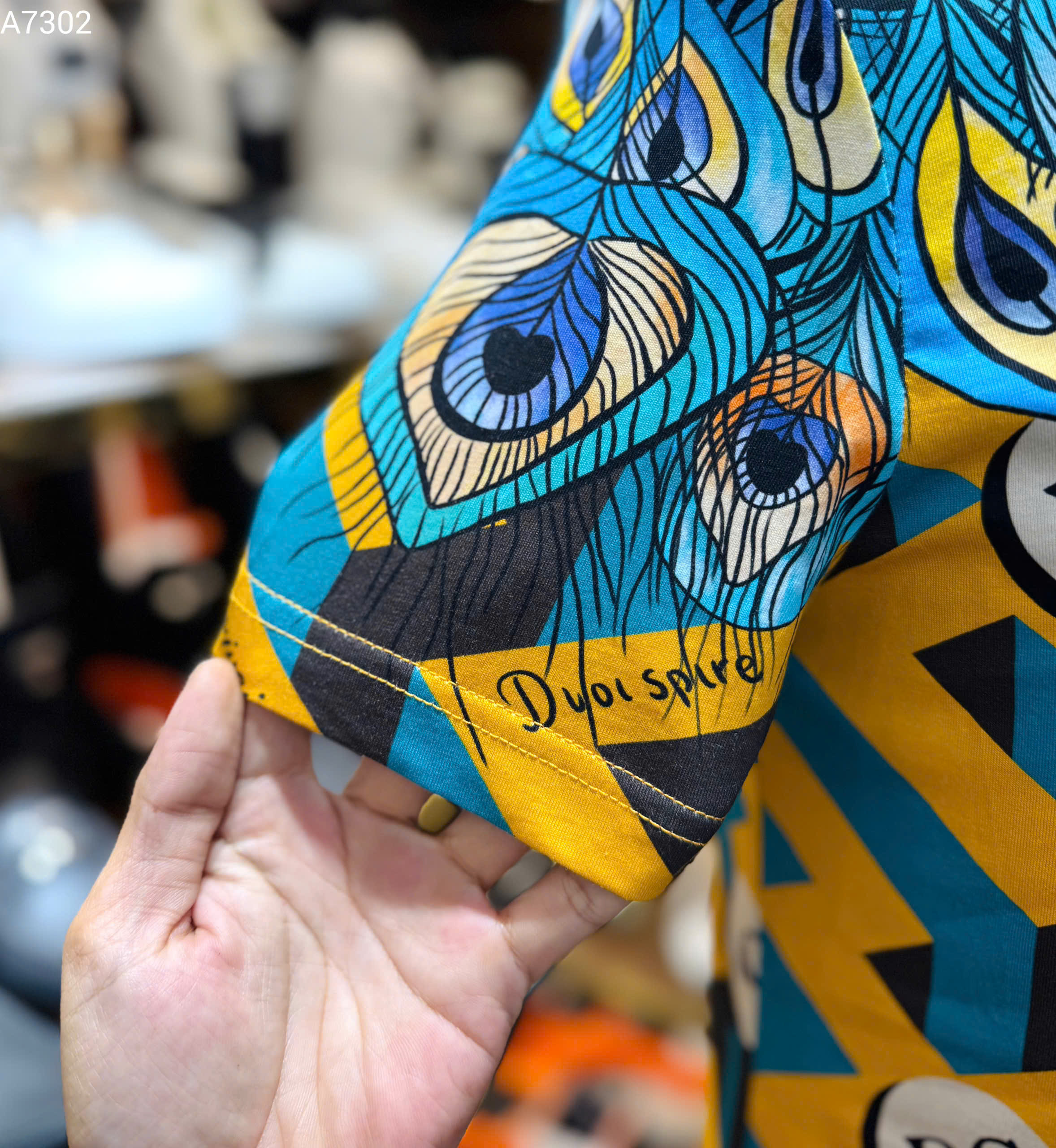 Áo phông T shirt Dolce Gabbana DG họa tiết lông công phối mê cung Vàng Like Auth 46-52 MK