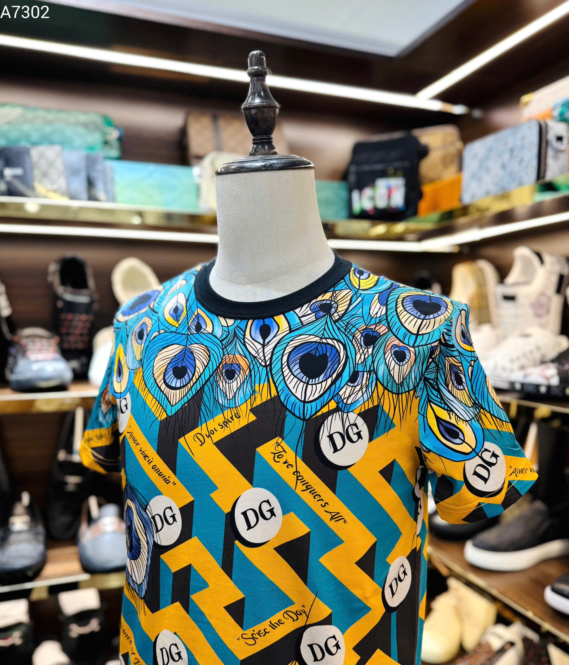 Áo phông T shirt Dolce Gabbana DG họa tiết lông công phối mê cung Vàng Like Auth 46-52 MK