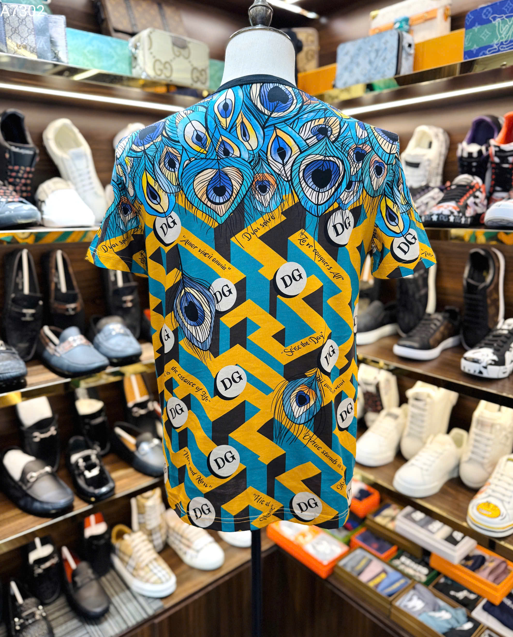 Áo phông T shirt Dolce Gabbana DG họa tiết lông công phối mê cung Vàng Like Auth 46-52 MK