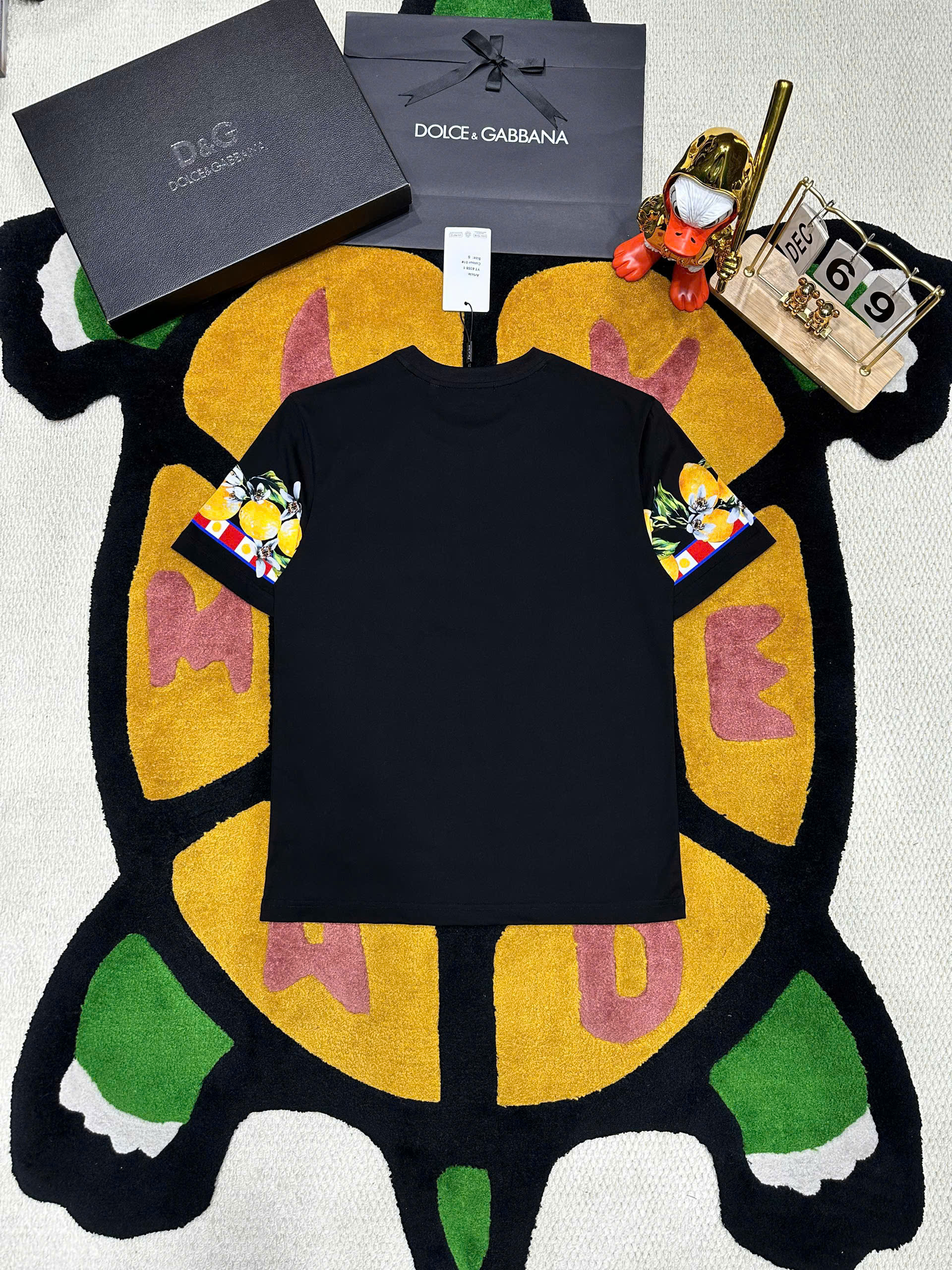 Áo phông T shirt Dolce Gabbana DG túi ngực cỗ xe ngựa check tay hình hoa quả Like Auth S-XL MK\Đen