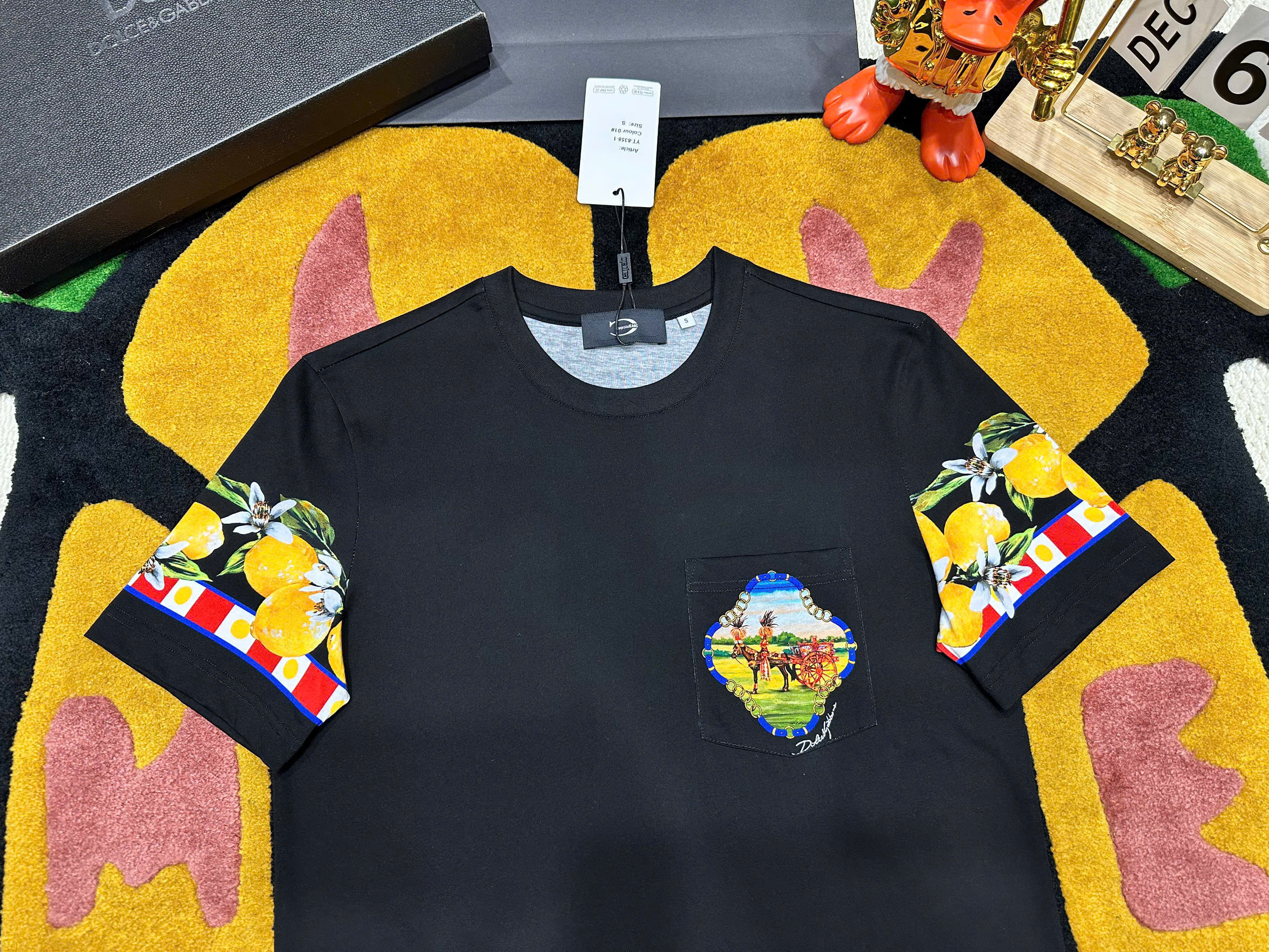 Áo phông T shirt Dolce Gabbana DG túi ngực cỗ xe ngựa check tay hình hoa quả Like Auth S-XL MK\Đen