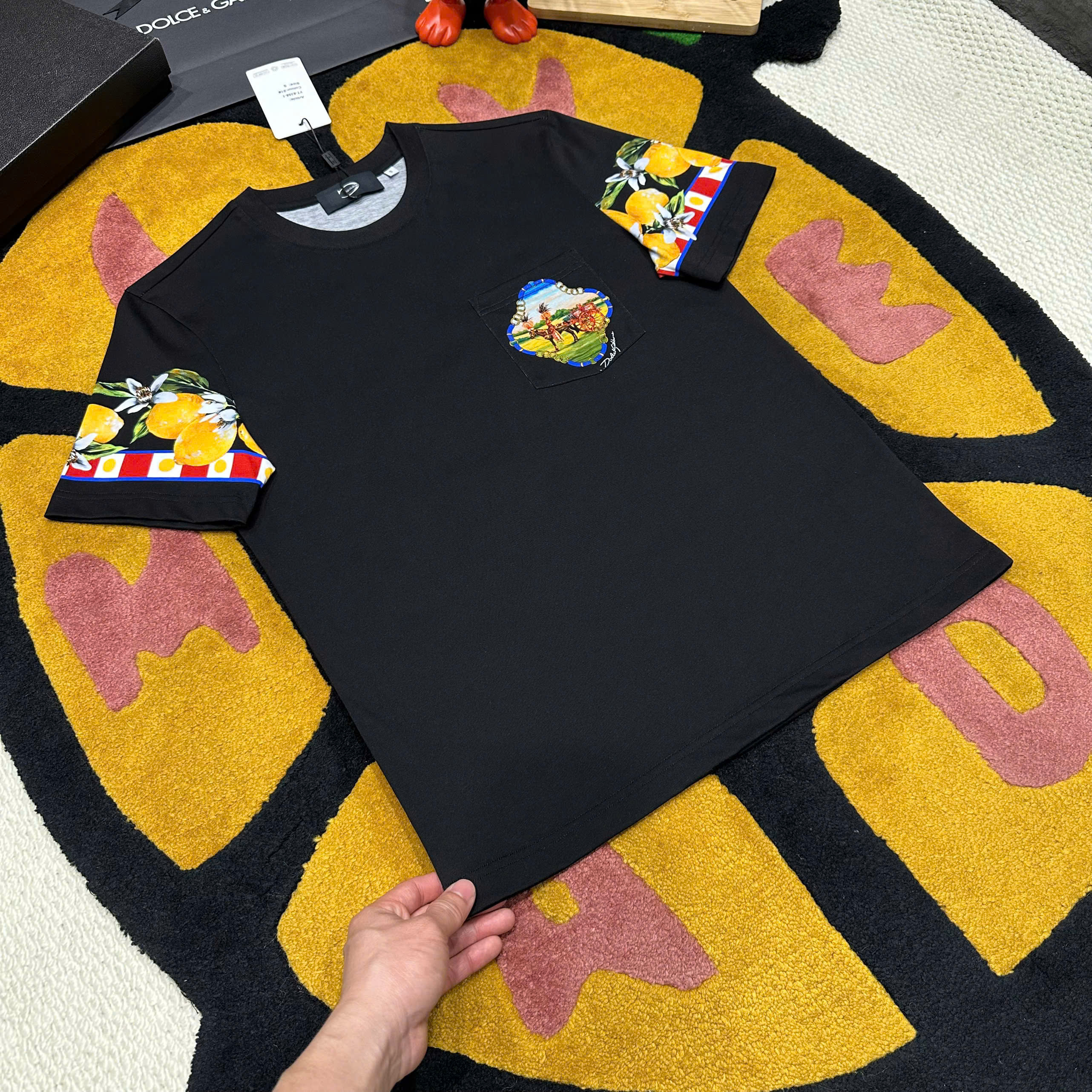 Áo phông T shirt Dolce Gabbana DG túi ngực cỗ xe ngựa check tay hình hoa quả Like Auth S-XL MK\Đen