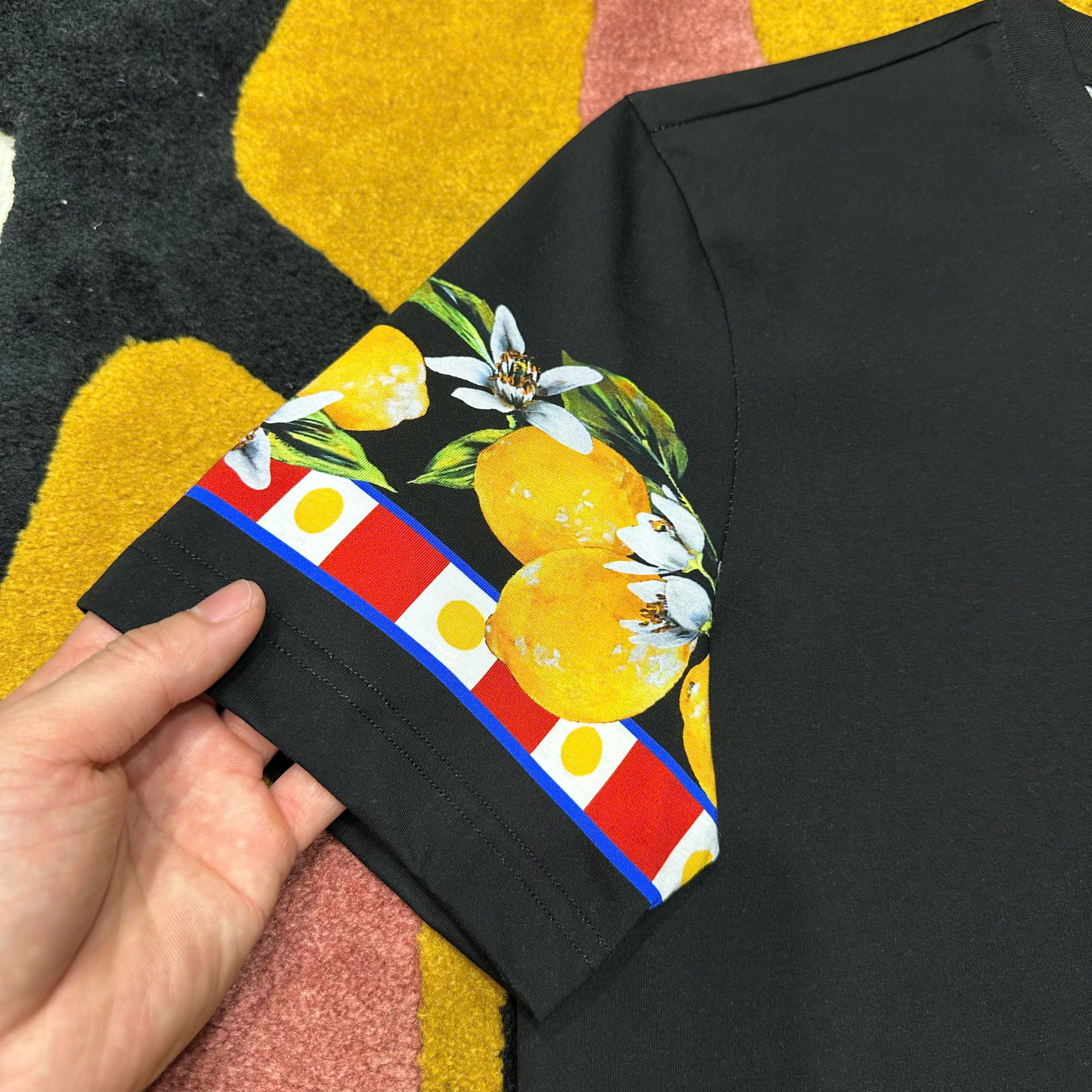 Áo phông T shirt Dolce Gabbana DG túi ngực cỗ xe ngựa check tay hình hoa quả Like Auth S-XL MK\Đen