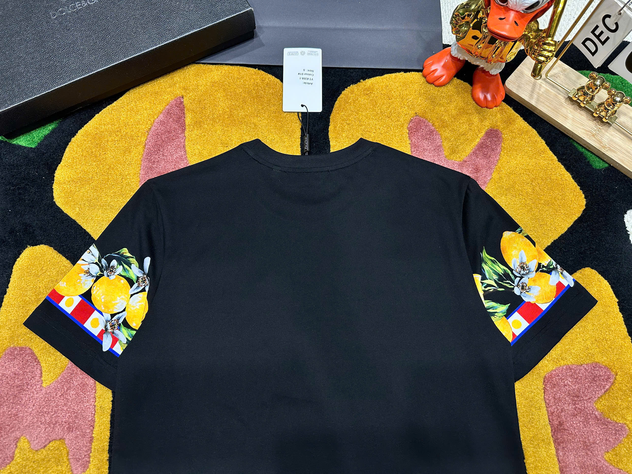 Áo phông T shirt Dolce Gabbana DG túi ngực cỗ xe ngựa check tay hình hoa quả Like Auth S-XL MK\Đen