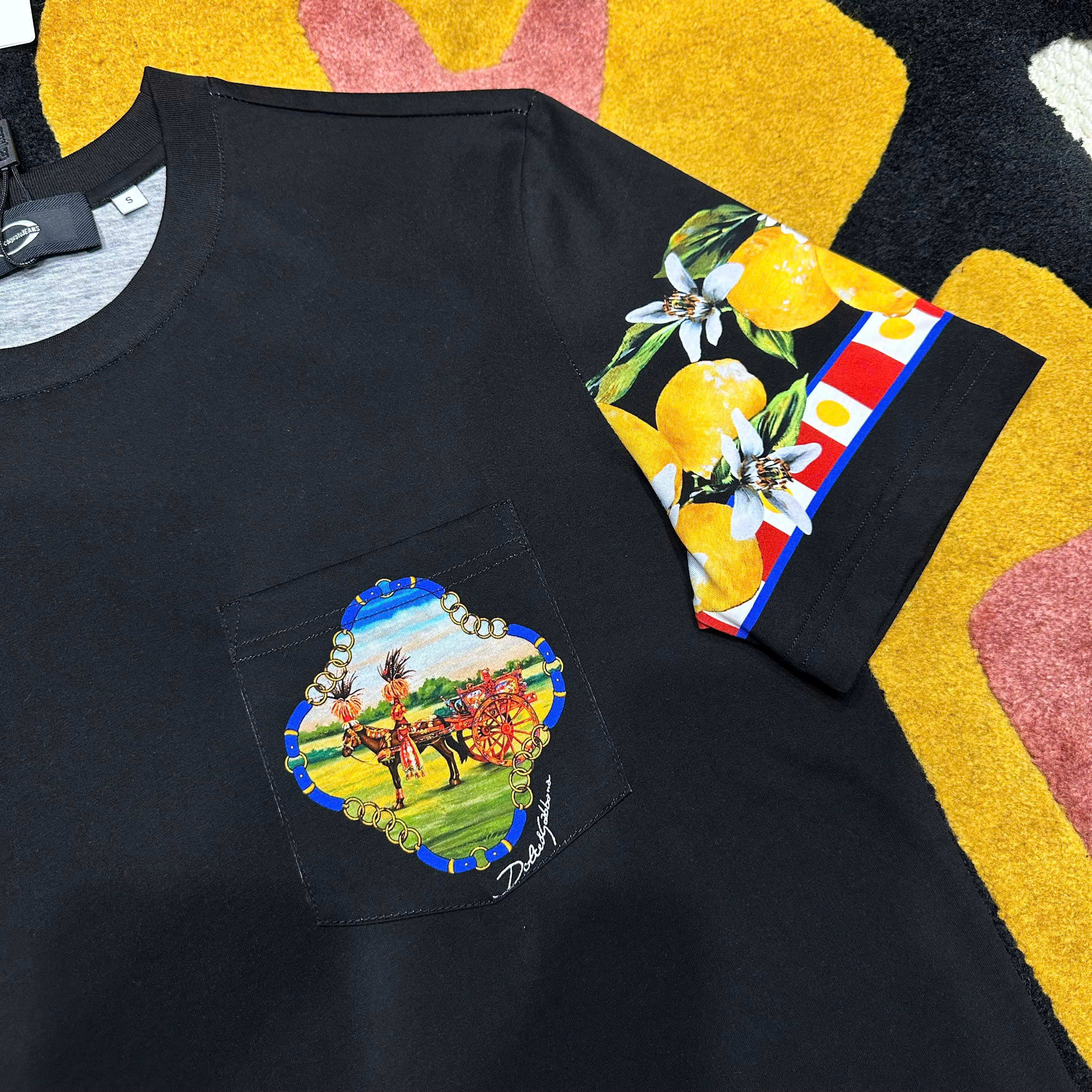 Áo phông T shirt Dolce Gabbana DG túi ngực cỗ xe ngựa check tay hình hoa quả Like Auth S-XL MK\Đen