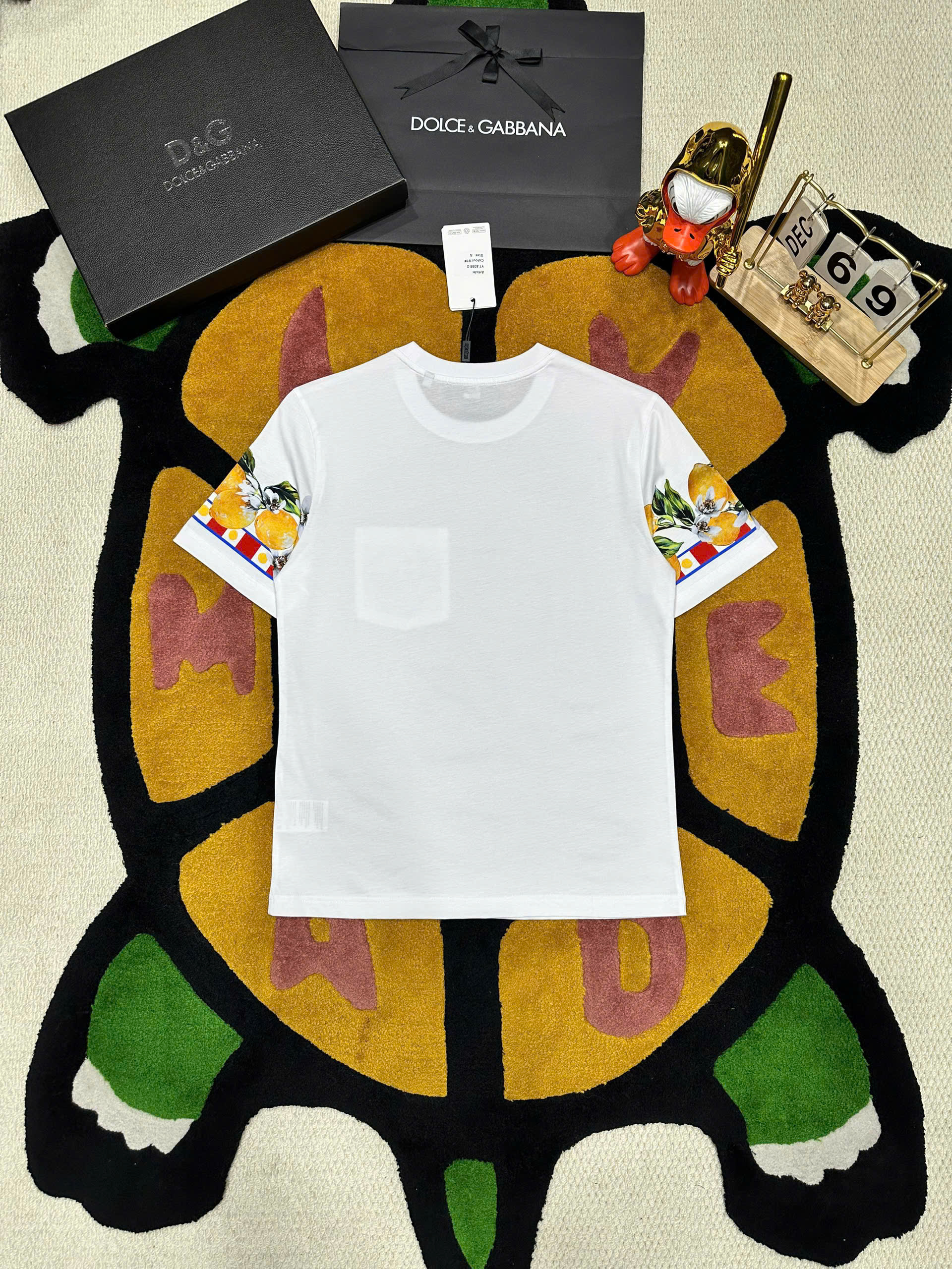 Áo phông T shirt Dolce Gabbana DG túi ngực cỗ xe ngựa check tay hình hoa quả Like Auth S-XL MK\trắng