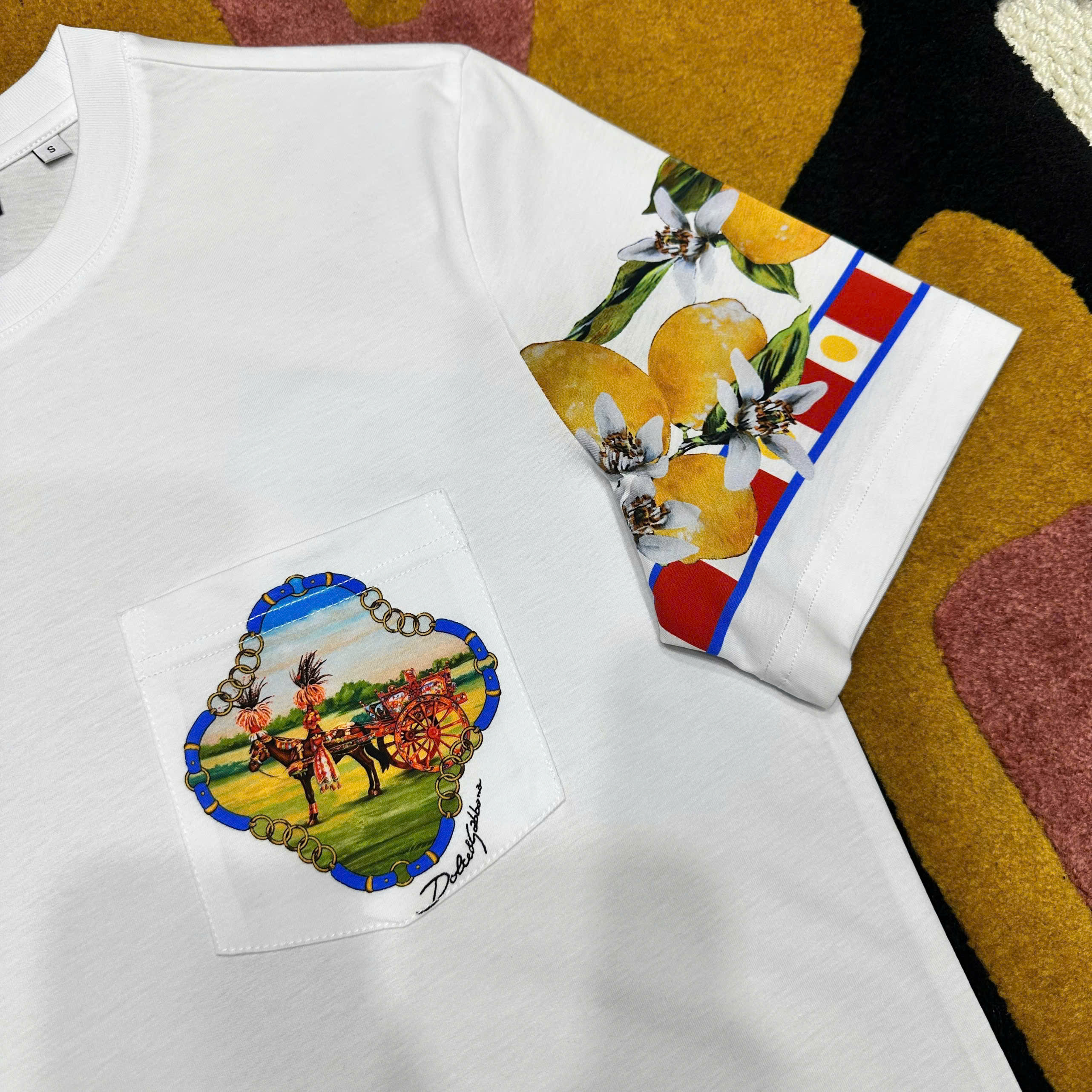 Áo phông T shirt Dolce Gabbana DG túi ngực cỗ xe ngựa check tay hình hoa quả Like Auth S-XL MK\trắng