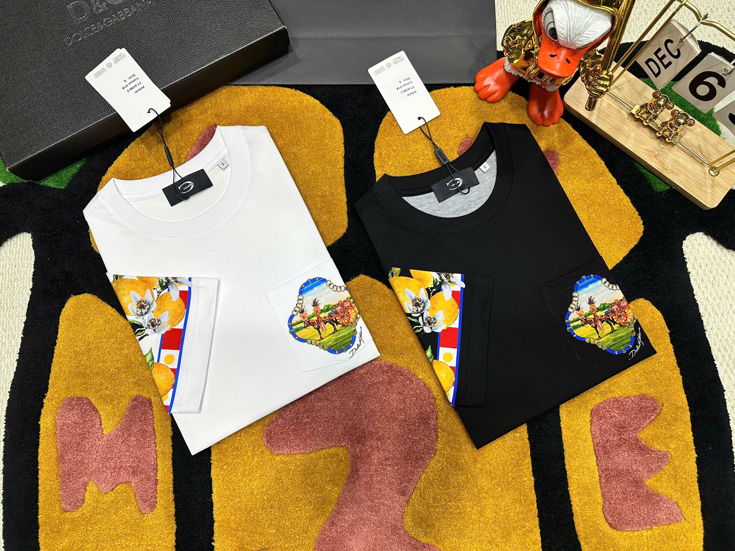 Áo phông T shirt Dolce Gabbana DG túi ngực cỗ xe ngựa check tay hình hoa quả Like Auth S-XL MK\trắng