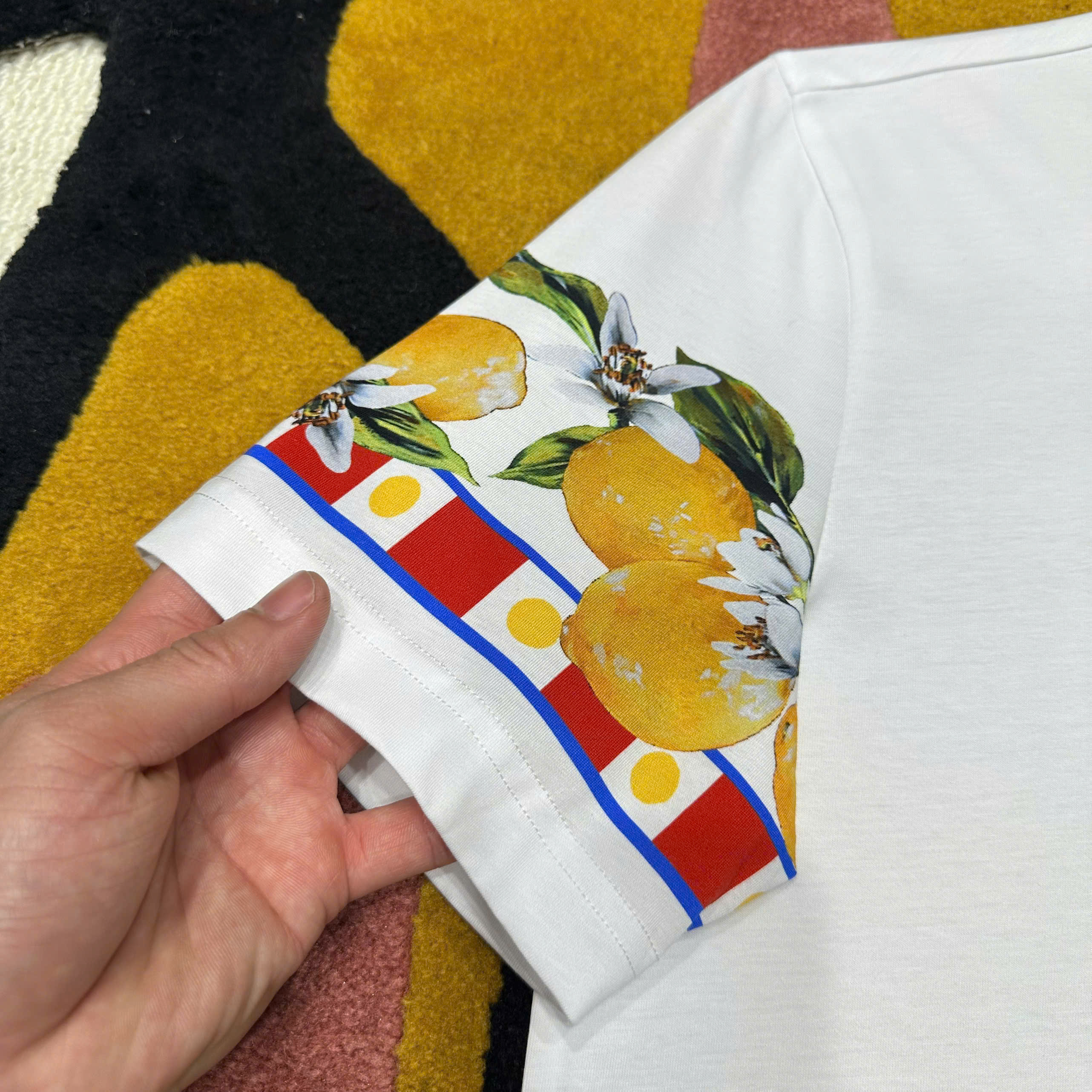 Áo phông T shirt Dolce Gabbana DG túi ngực cỗ xe ngựa check tay hình hoa quả Like Auth S-XL MK\trắng