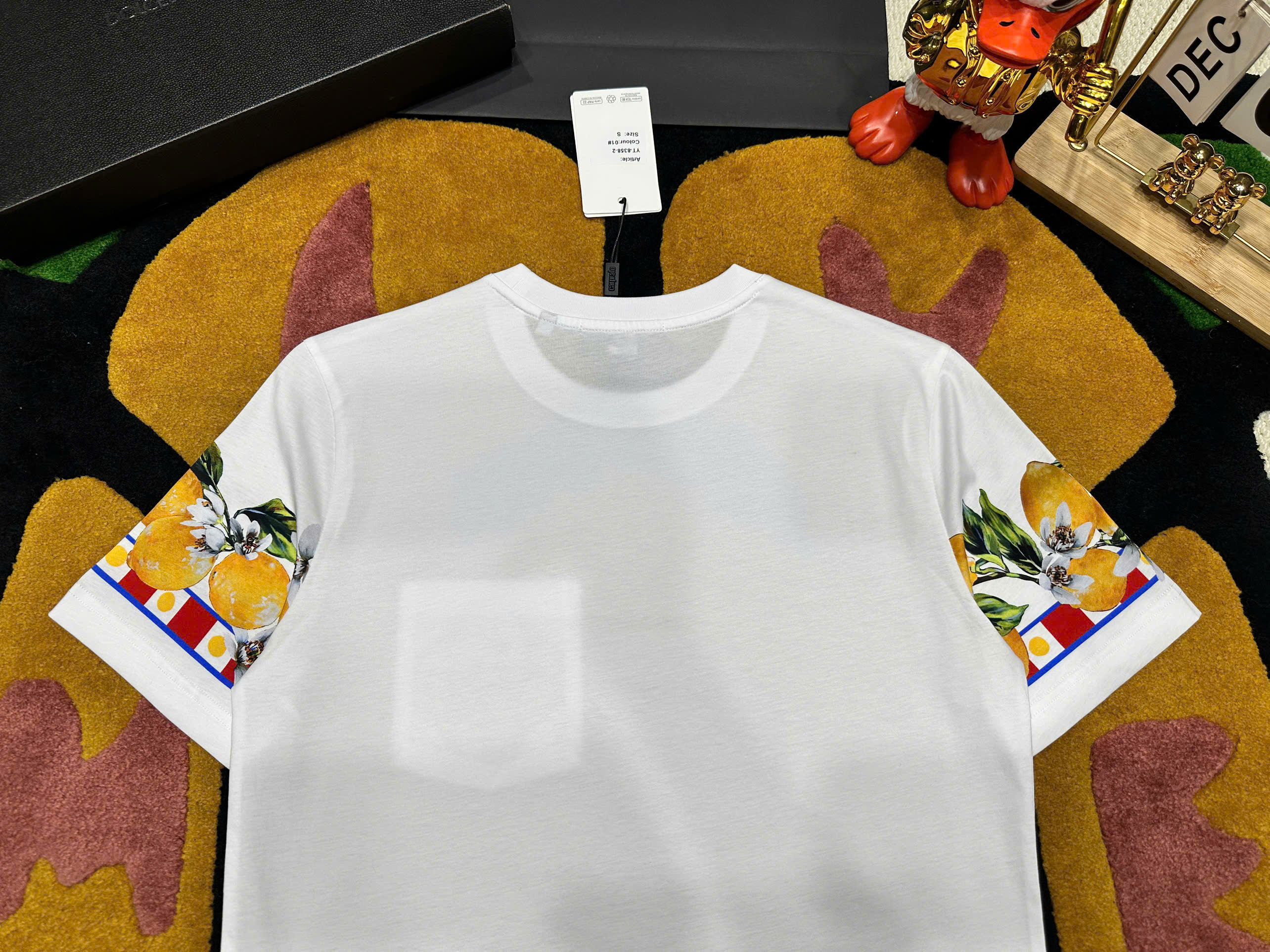 Áo phông T shirt Dolce Gabbana DG túi ngực cỗ xe ngựa check tay hình hoa quả Like Auth S-XL MK\trắng