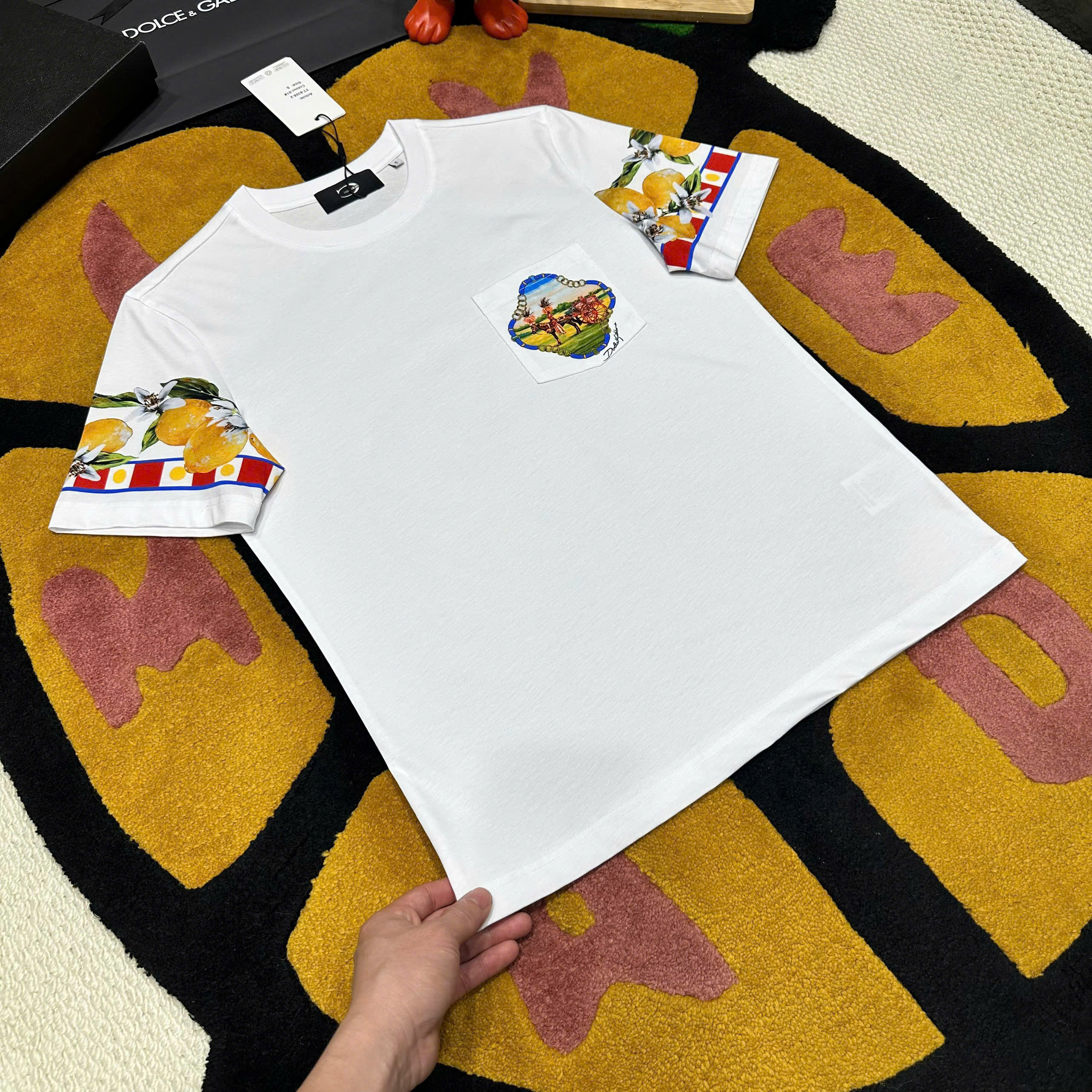 Áo phông T shirt Dolce Gabbana DG túi ngực cỗ xe ngựa check tay hình hoa quả Like Auth S-XL MK\trắng