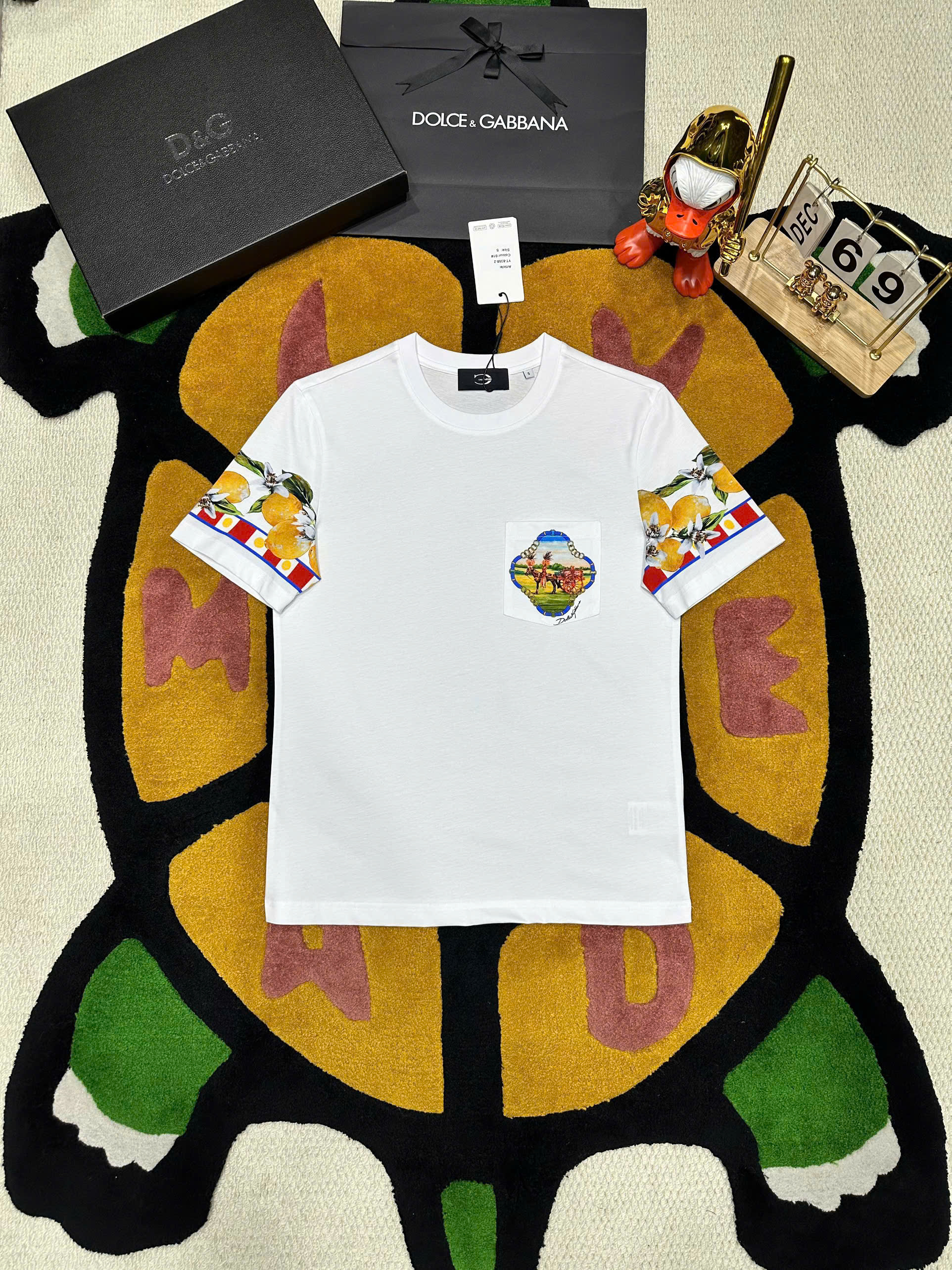 Áo phông T shirt Dolce Gabbana DG túi ngực cỗ xe ngựa check tay hình hoa quả Like Auth S-XL MK\trắng