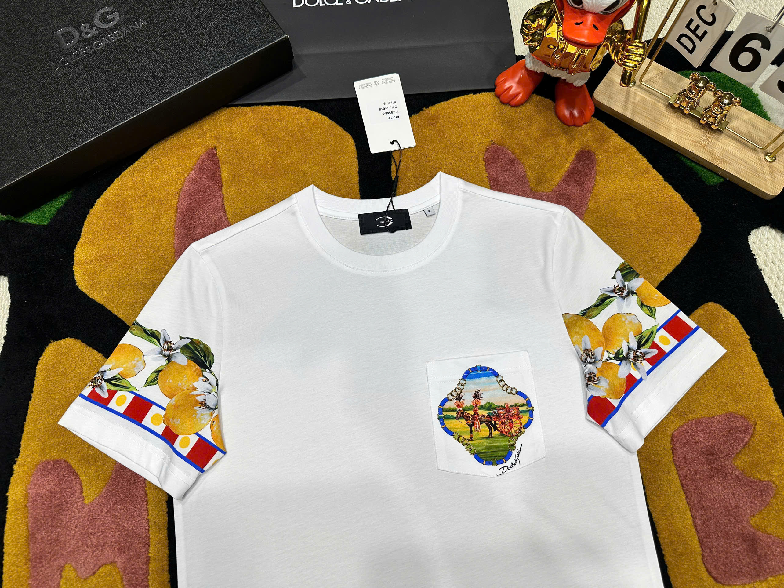 Áo phông T shirt Dolce Gabbana DG túi ngực cỗ xe ngựa check tay hình hoa quả Like Auth S-XL MK\trắng