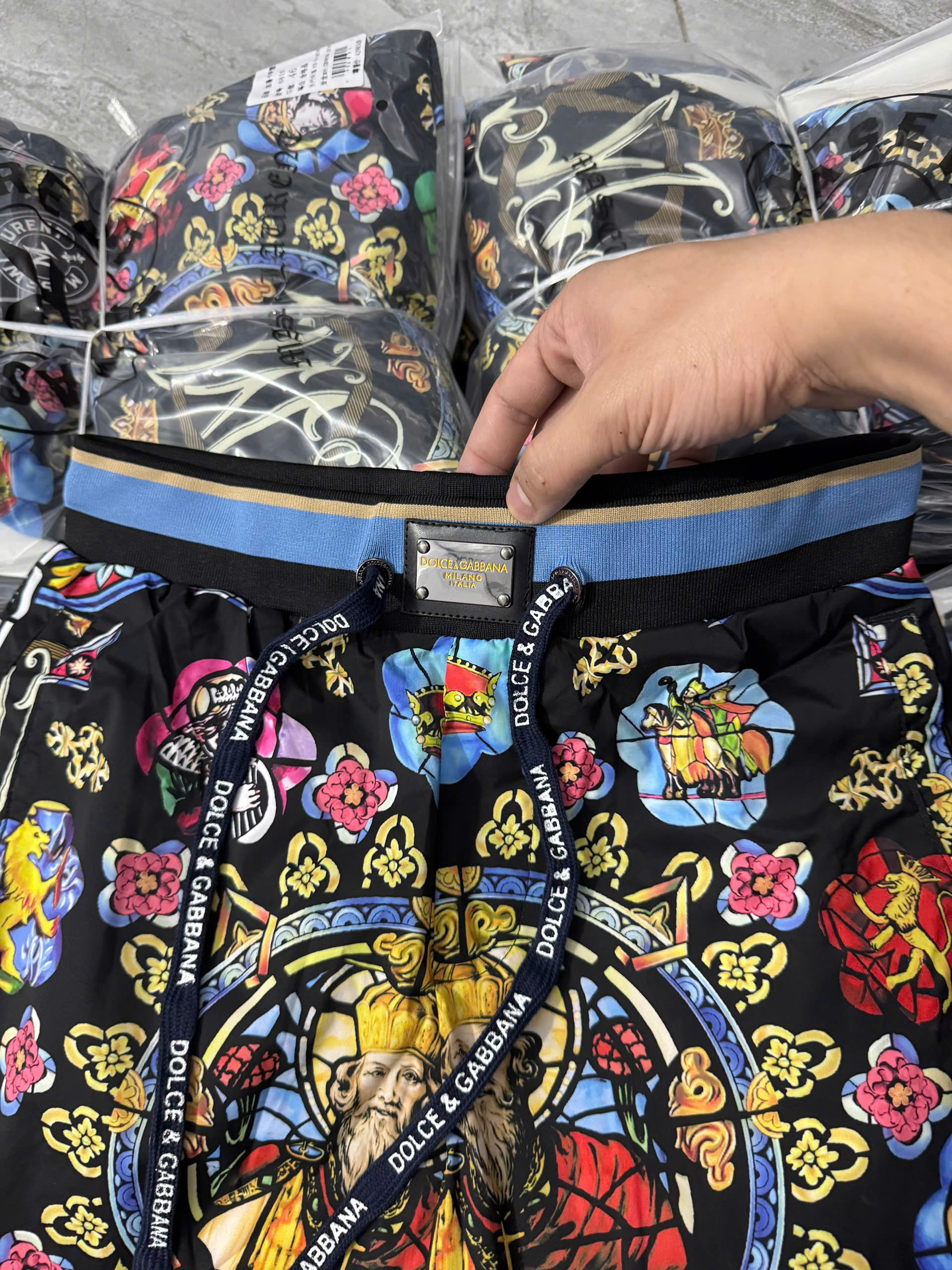 Quần short đùi gió hình Dolce Gabbana DG họa tiết King nhiều họa tiết tag vuông Like Auth 44-50 MK