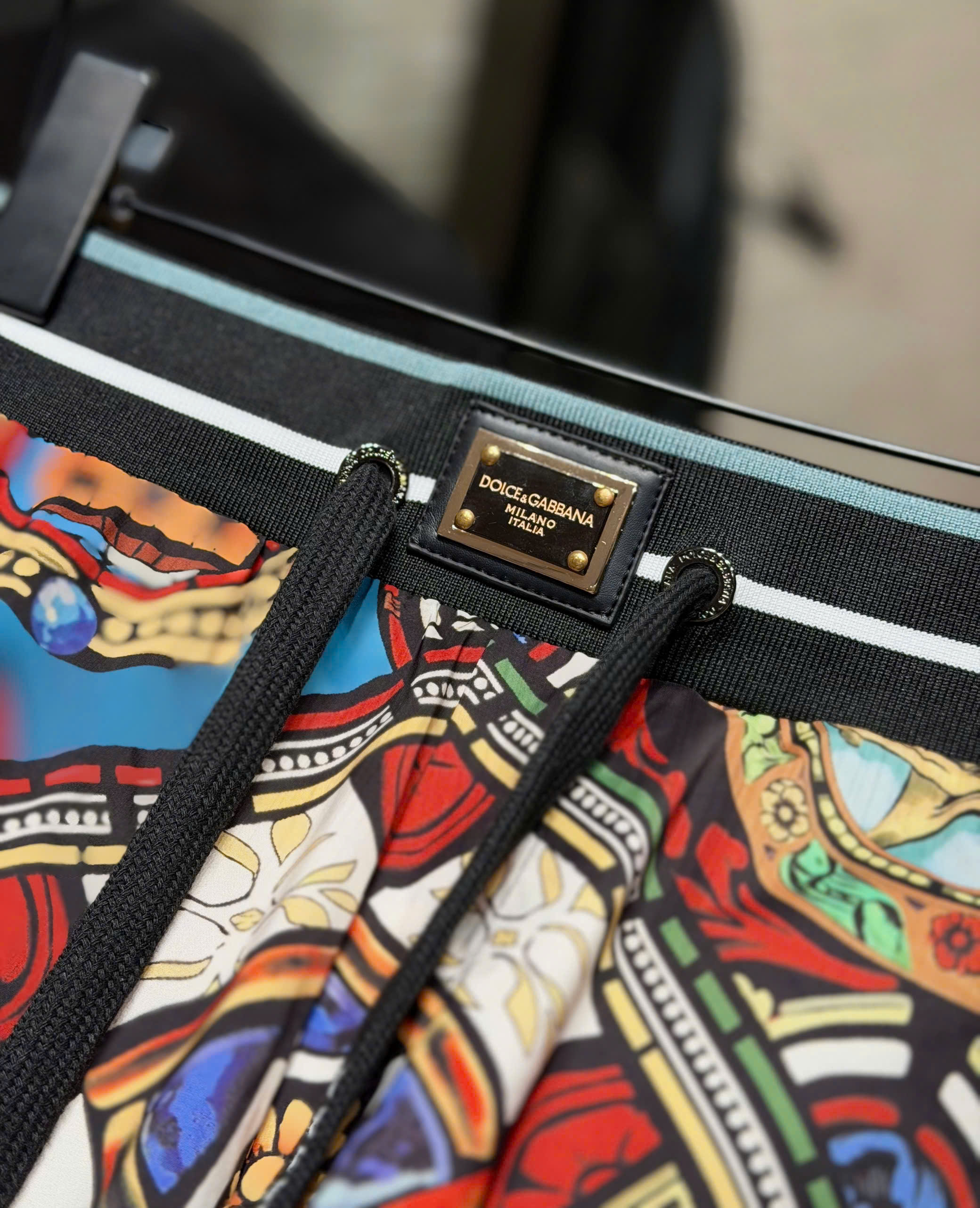 Quần short đùi gió hình Dolce Gabbana DG họa tiết vạn hoa nhiều vương miện 44-50 NV