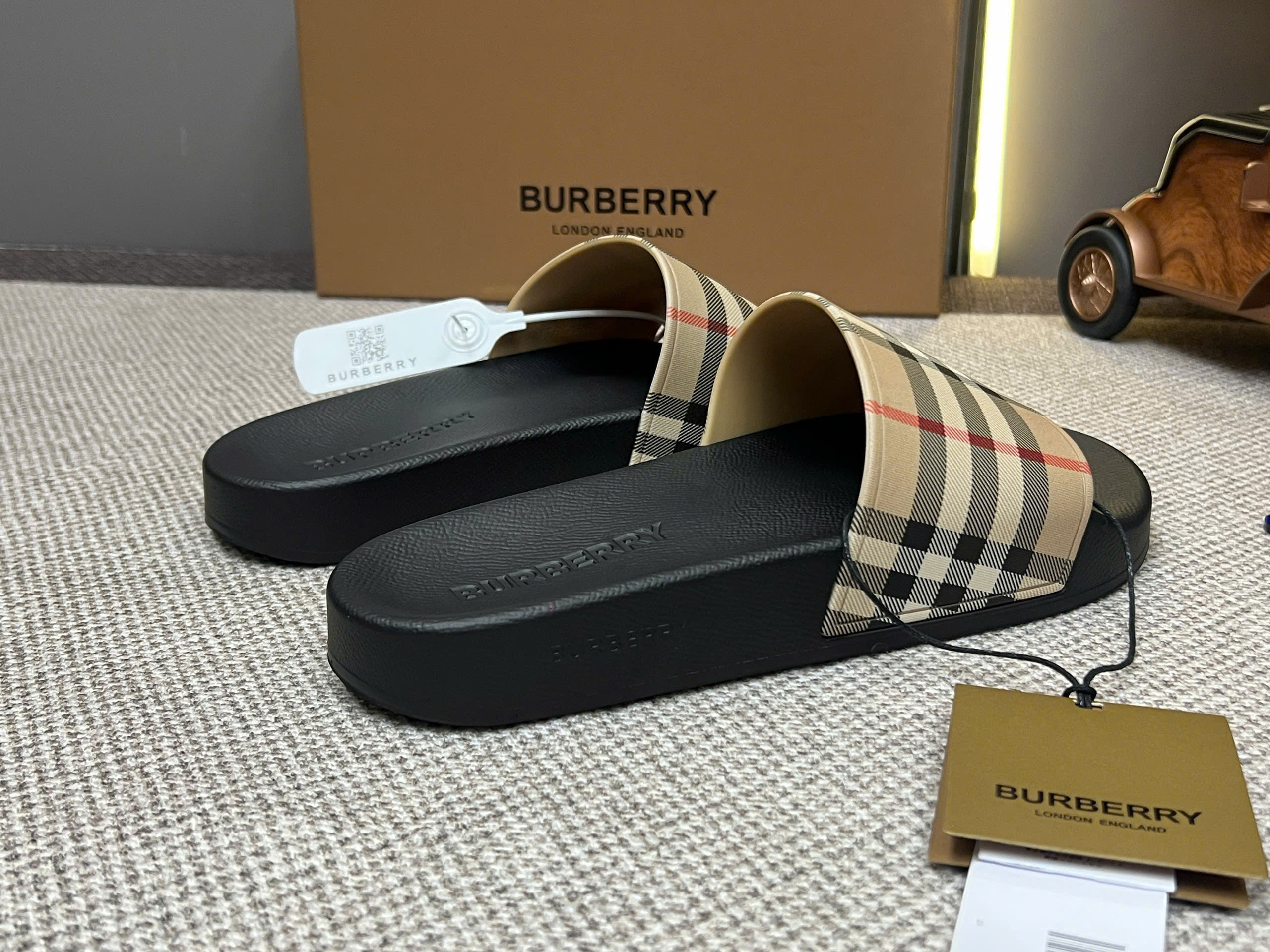Dép lê quai ngang Burberry BBR Vintage Check kẻ sọc Đen Trắng Đỏ Like Auth 38-45 PLD