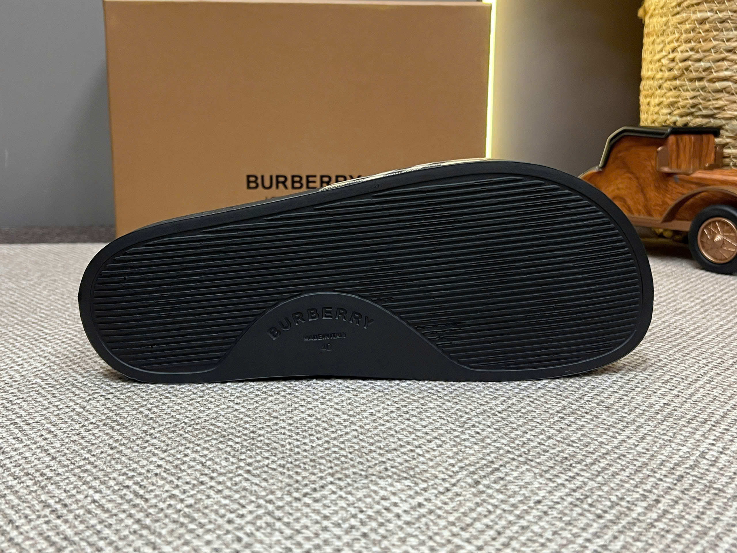 Dép lê quai ngang Burberry BBR Vintage Check kẻ sọc Đen Trắng Đỏ Like Auth 38-45 PLD