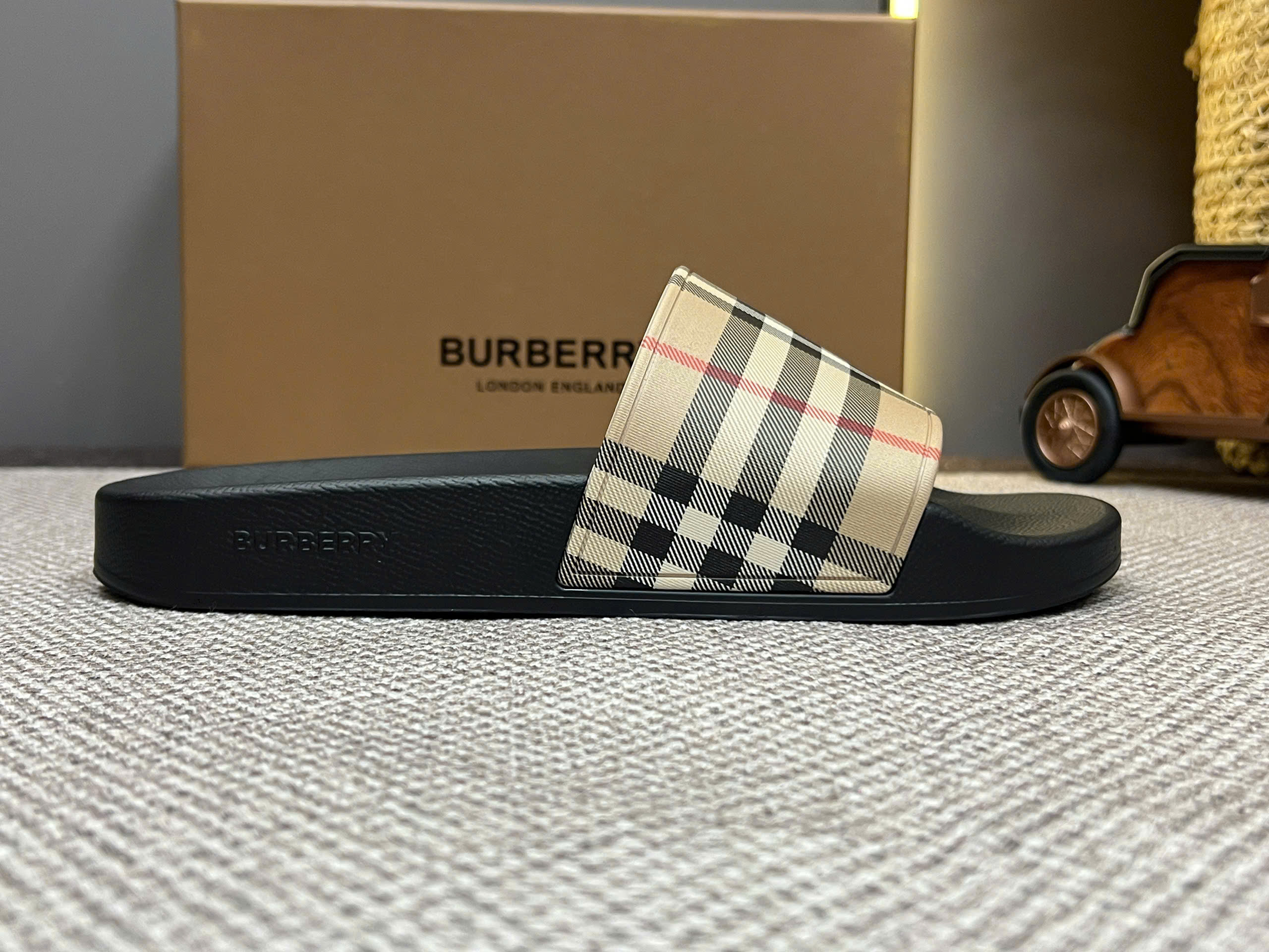 Dép lê quai ngang Burberry BBR Vintage Check kẻ sọc Đen Trắng Đỏ Like Auth 38-45 PLD