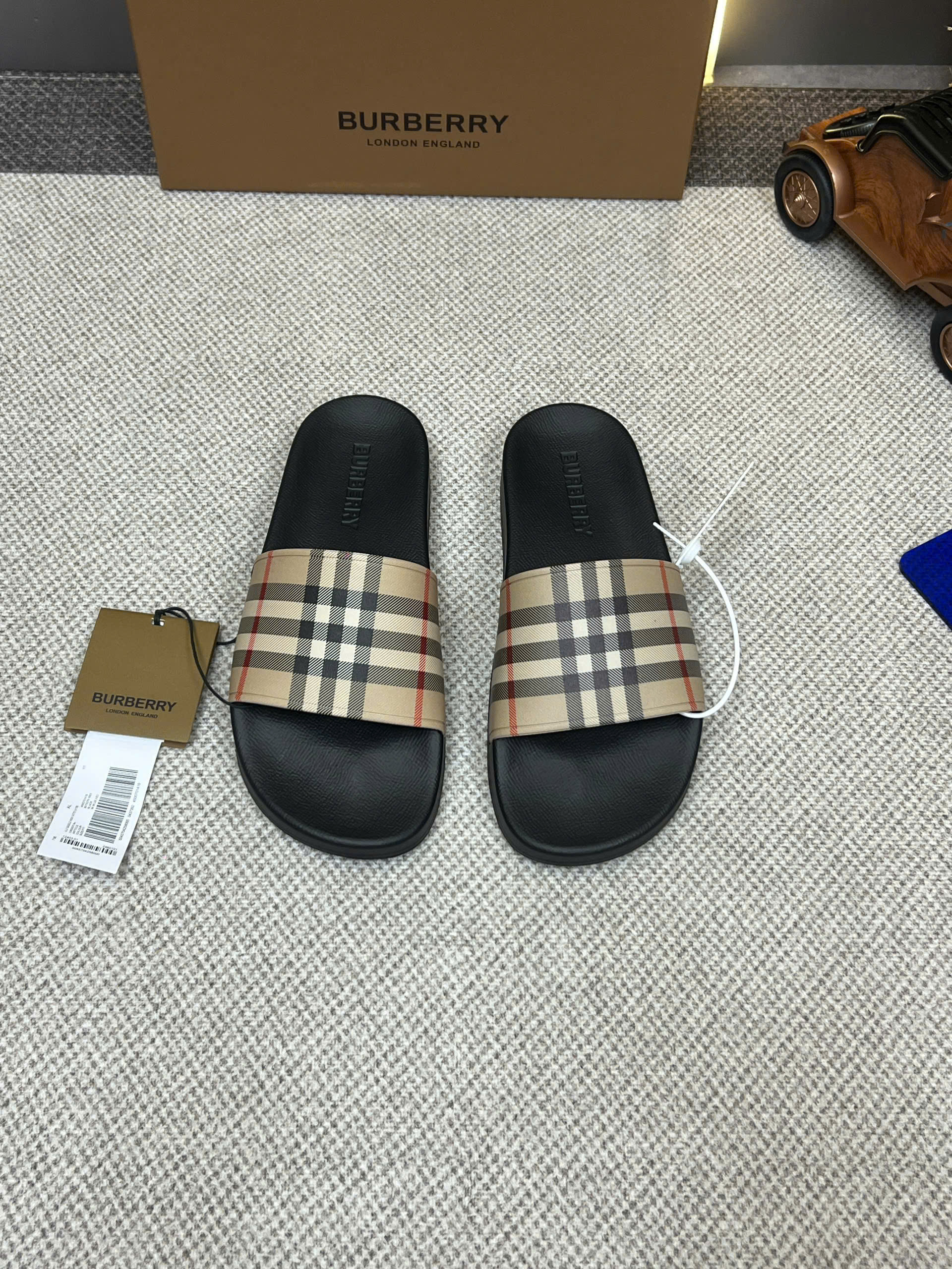 Dép lê quai ngang Burberry BBR Vintage Check kẻ sọc Đen Trắng Đỏ Like Auth 38-45 PLD