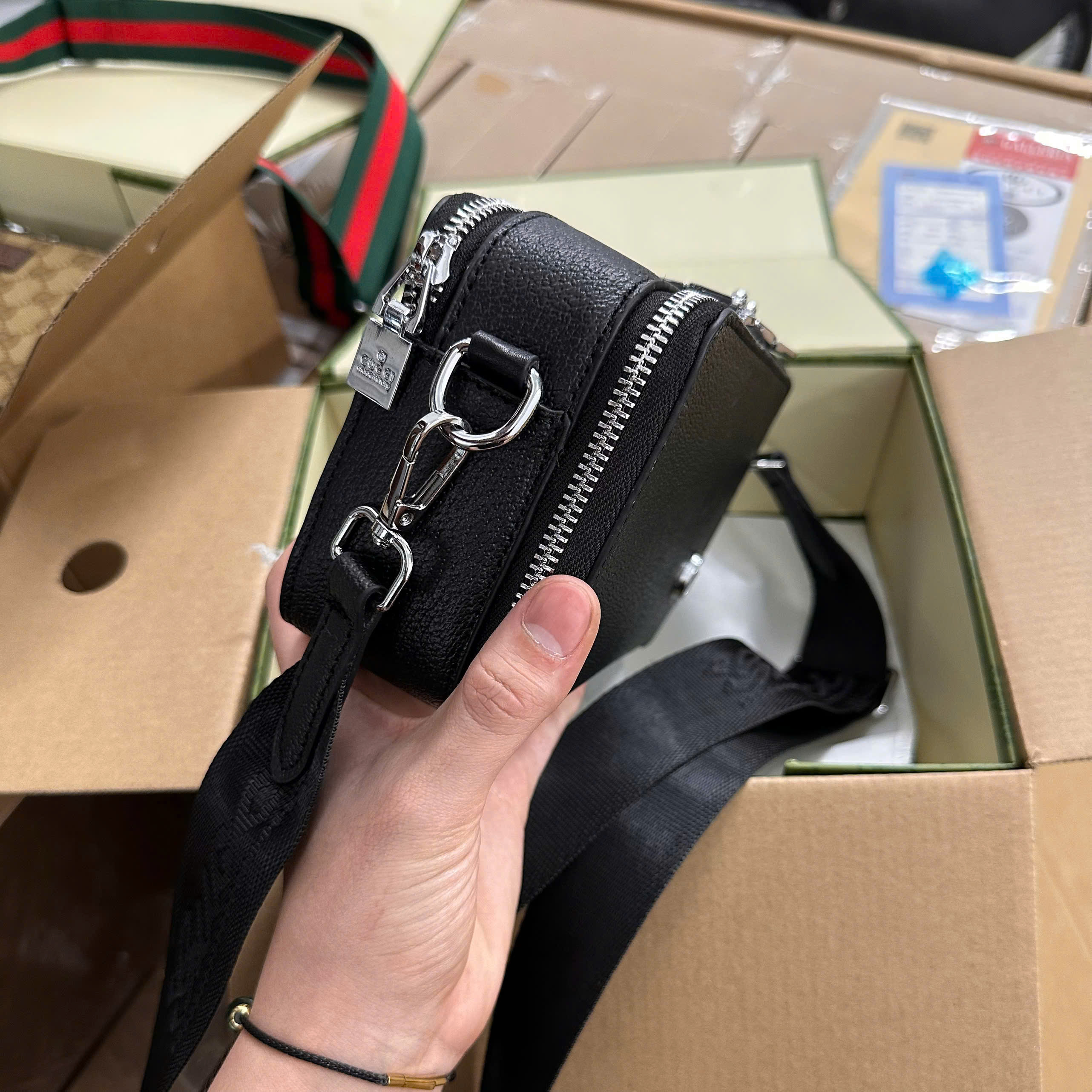 Túi hộp đeo chéo Gucci GG Đen sần logo tag bạc Like Auth MK