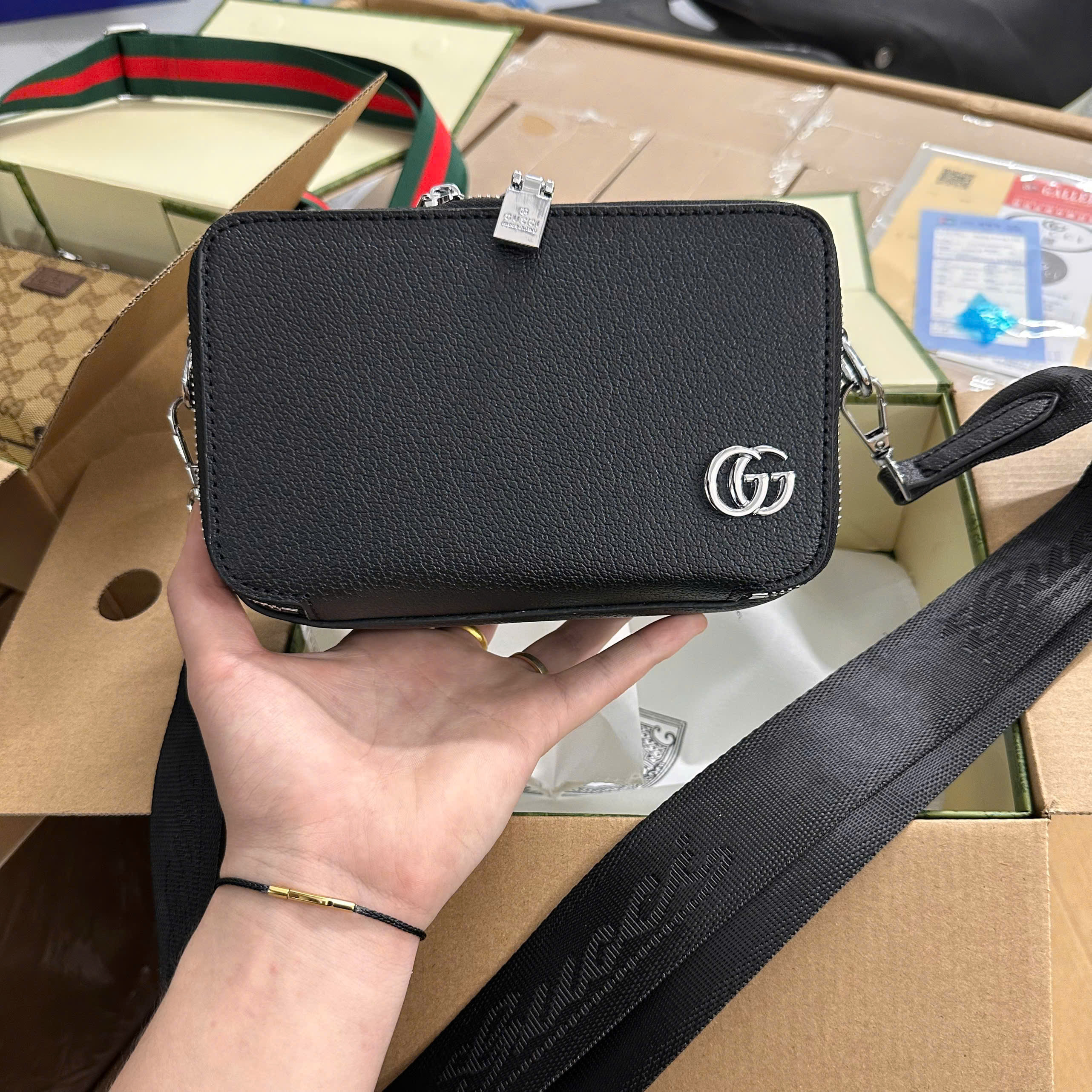 Túi hộp đeo chéo Gucci GG Đen sần logo tag bạc Like Auth MK