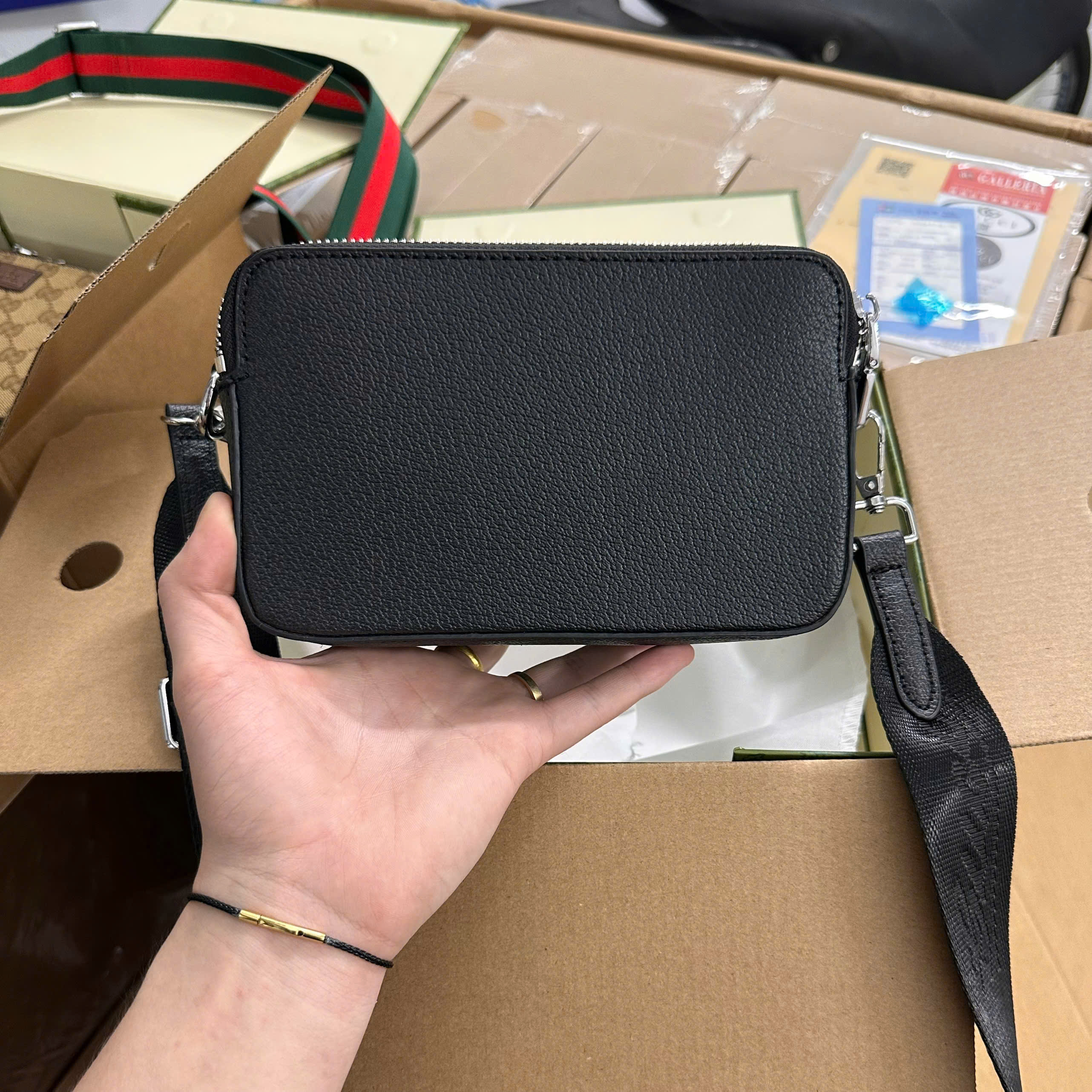 Túi hộp đeo chéo Gucci GG Đen sần logo tag bạc Like Auth MK