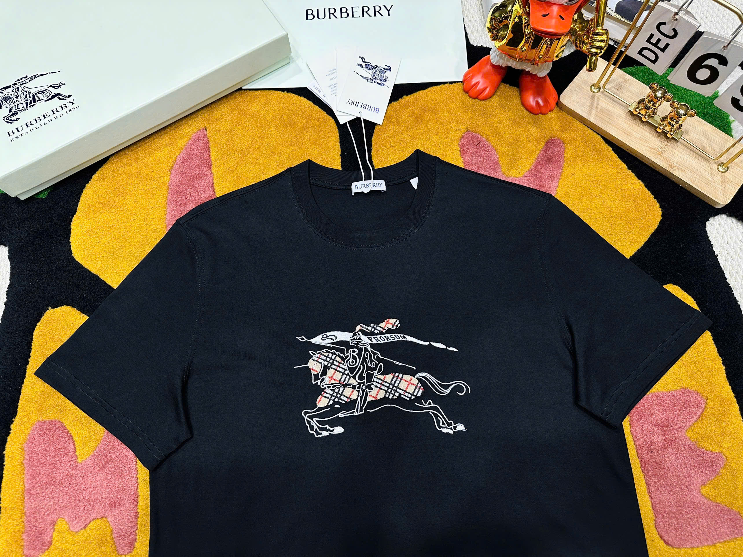 Áo phông T shirt Burberry BBR logo thêu ngựa bay ngực Like Auth S-L MK\Đen