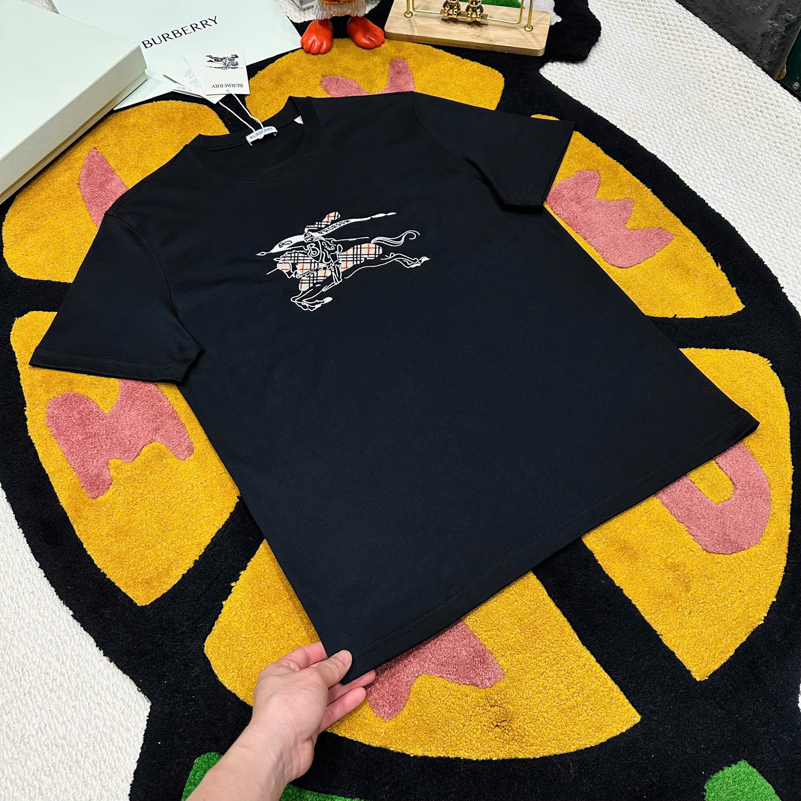 Áo phông T shirt Burberry BBR logo thêu ngựa bay ngực Like Auth S-L MK\Đen