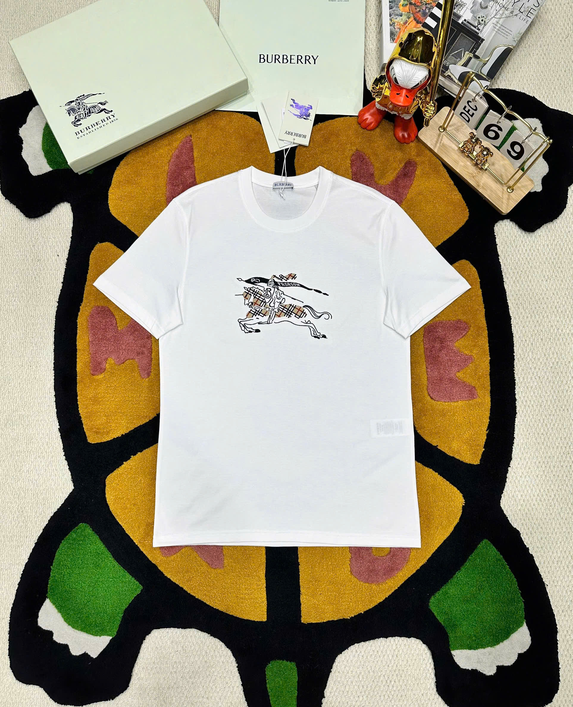 Áo phông T shirt Burberry BBR logo thêu ngựa bay ngực Like Auth S-L MK\trắng