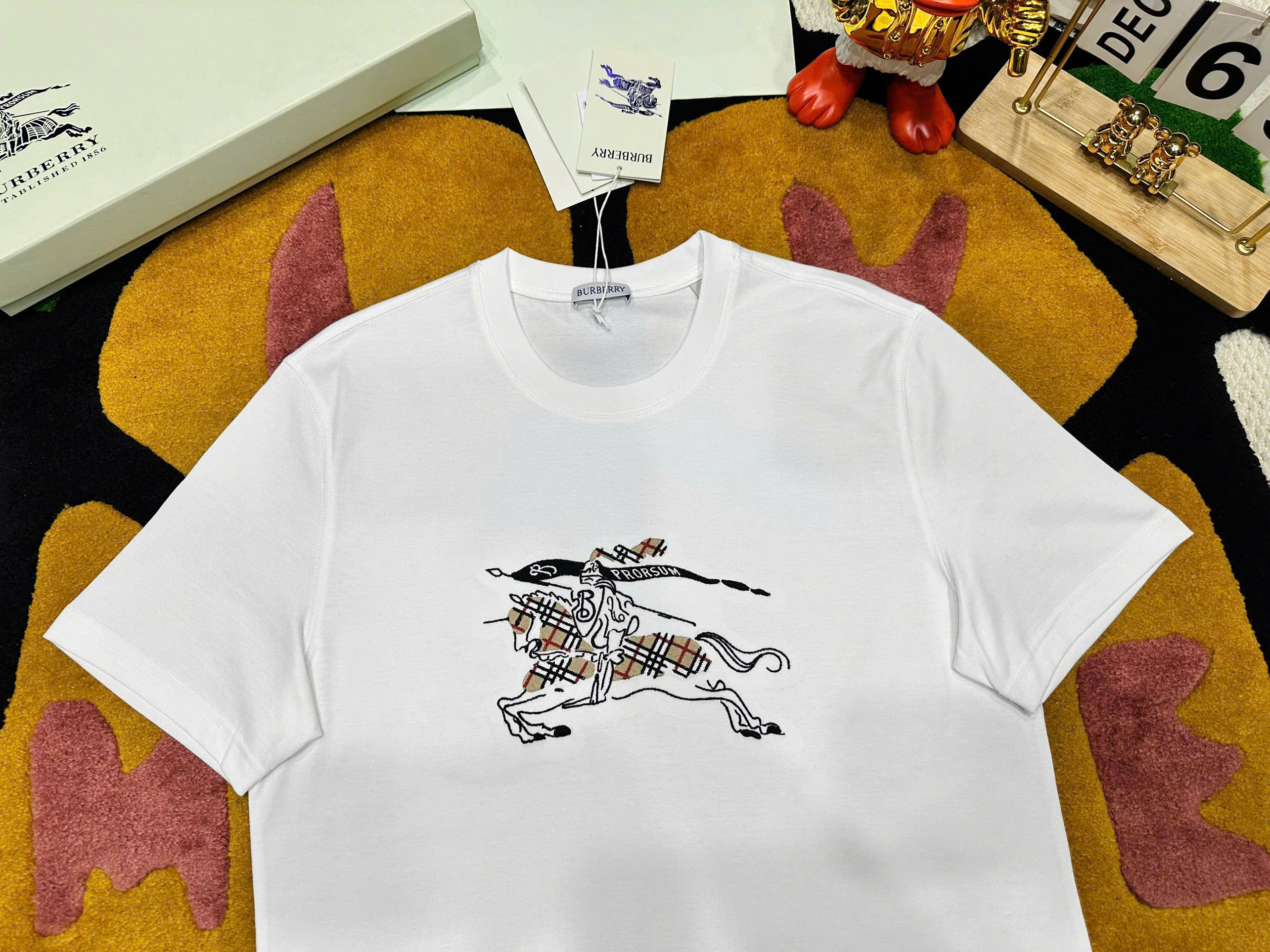 Áo phông T shirt Burberry BBR logo thêu ngựa bay ngực Like Auth S-L MK\trắng