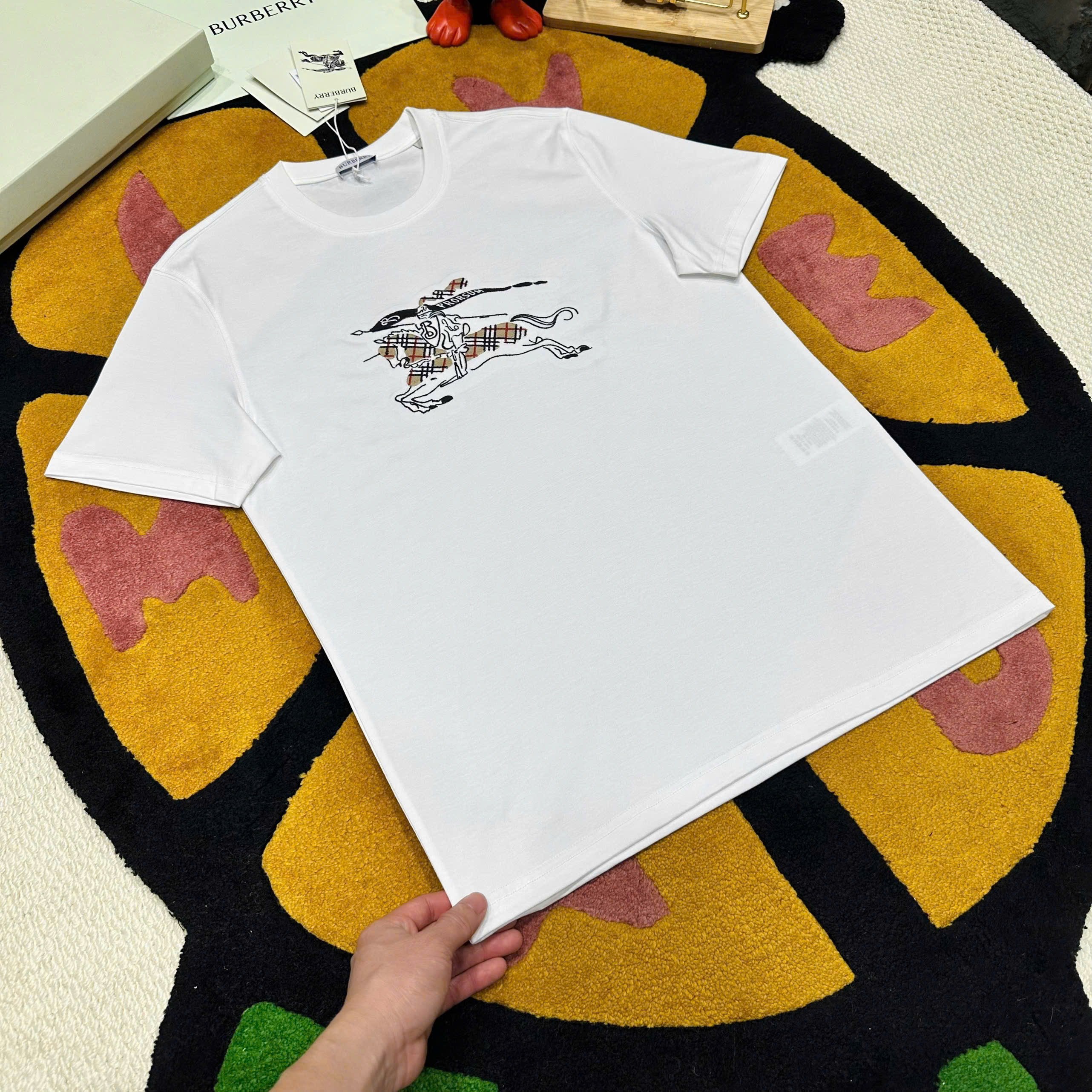 Áo phông T shirt Burberry BBR logo thêu ngựa bay ngực Like Auth S-L MK\trắng